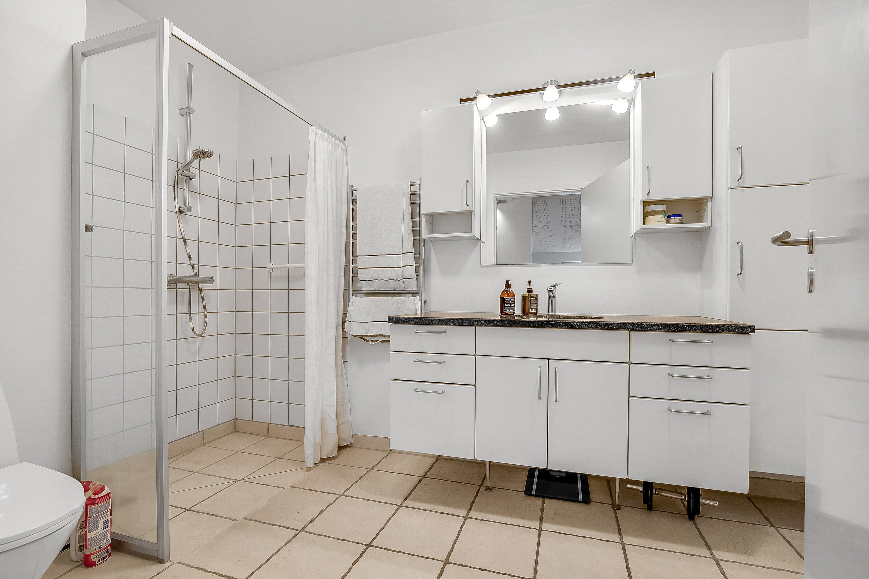 Fremhævet badeværelse billede i fuldskærmstilstand. Billede af Tvedvej 71, 1. mf., 6000 Kolding