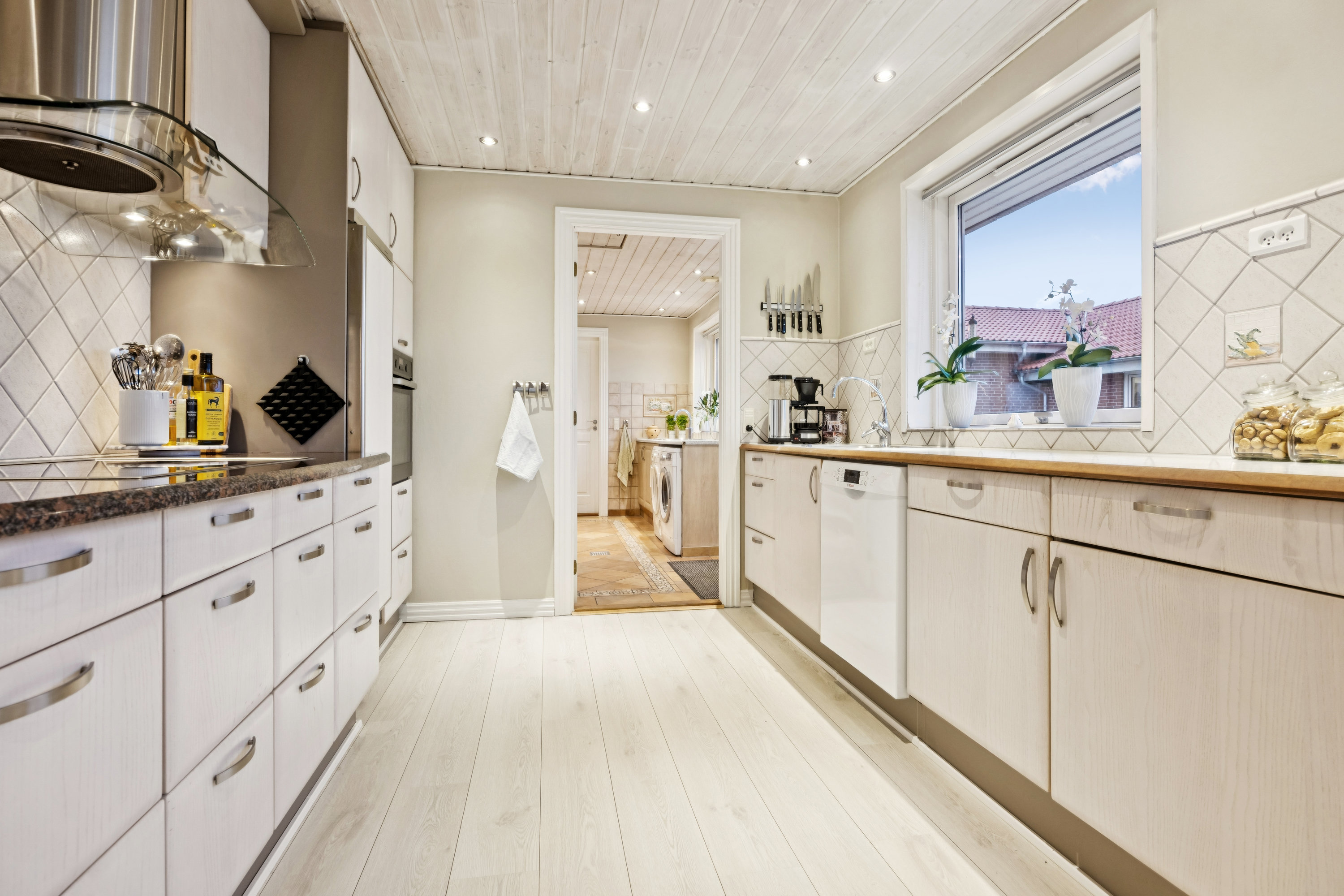 Fremhævet køkken billede i fuldskærmstilstand. Billede af Hou Engvej 100, Melholt, 9340 Asaa