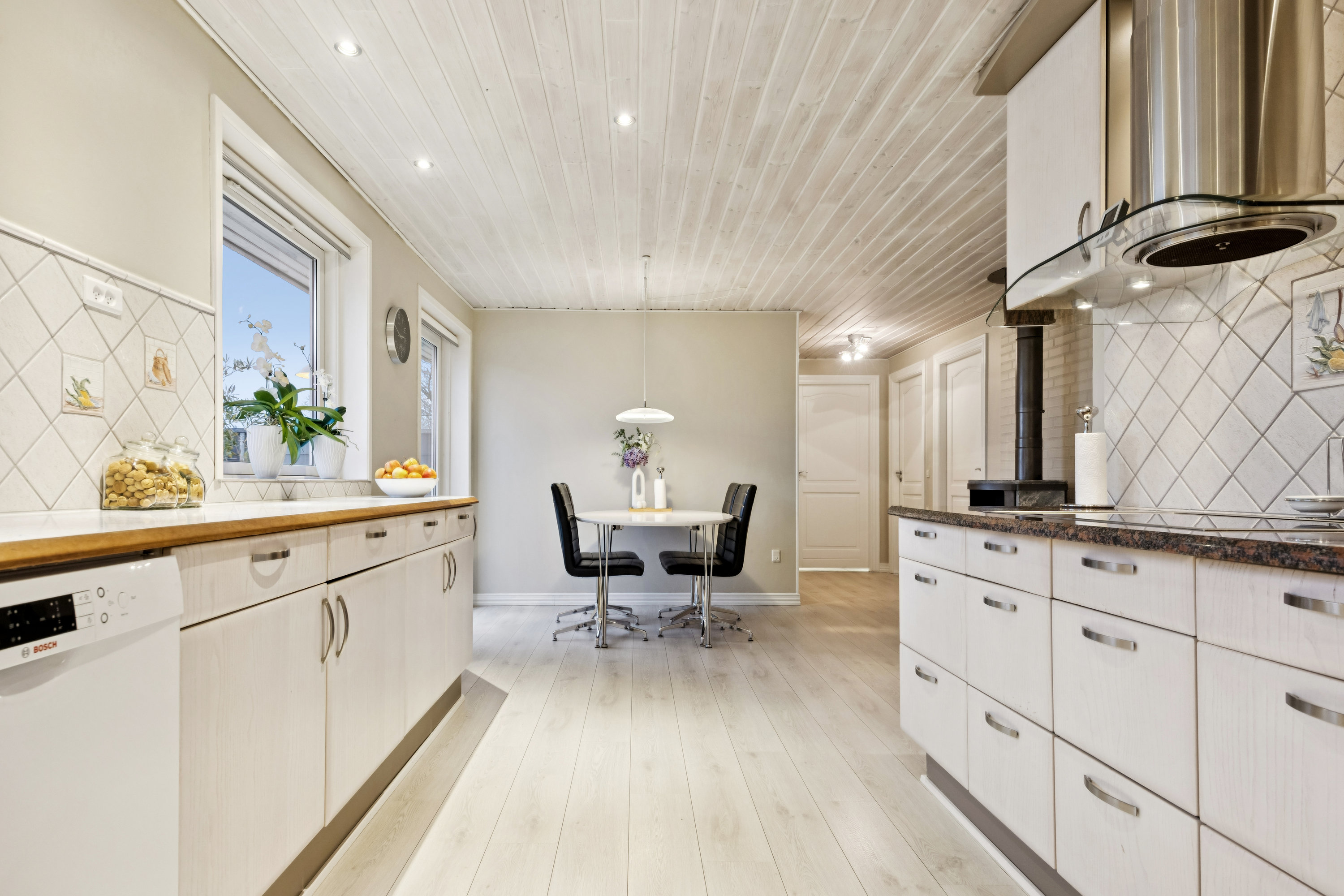 Fremhævet køkken billede i fuldskærmstilstand. Billede af Hou Engvej 100, Melholt, 9340 Asaa