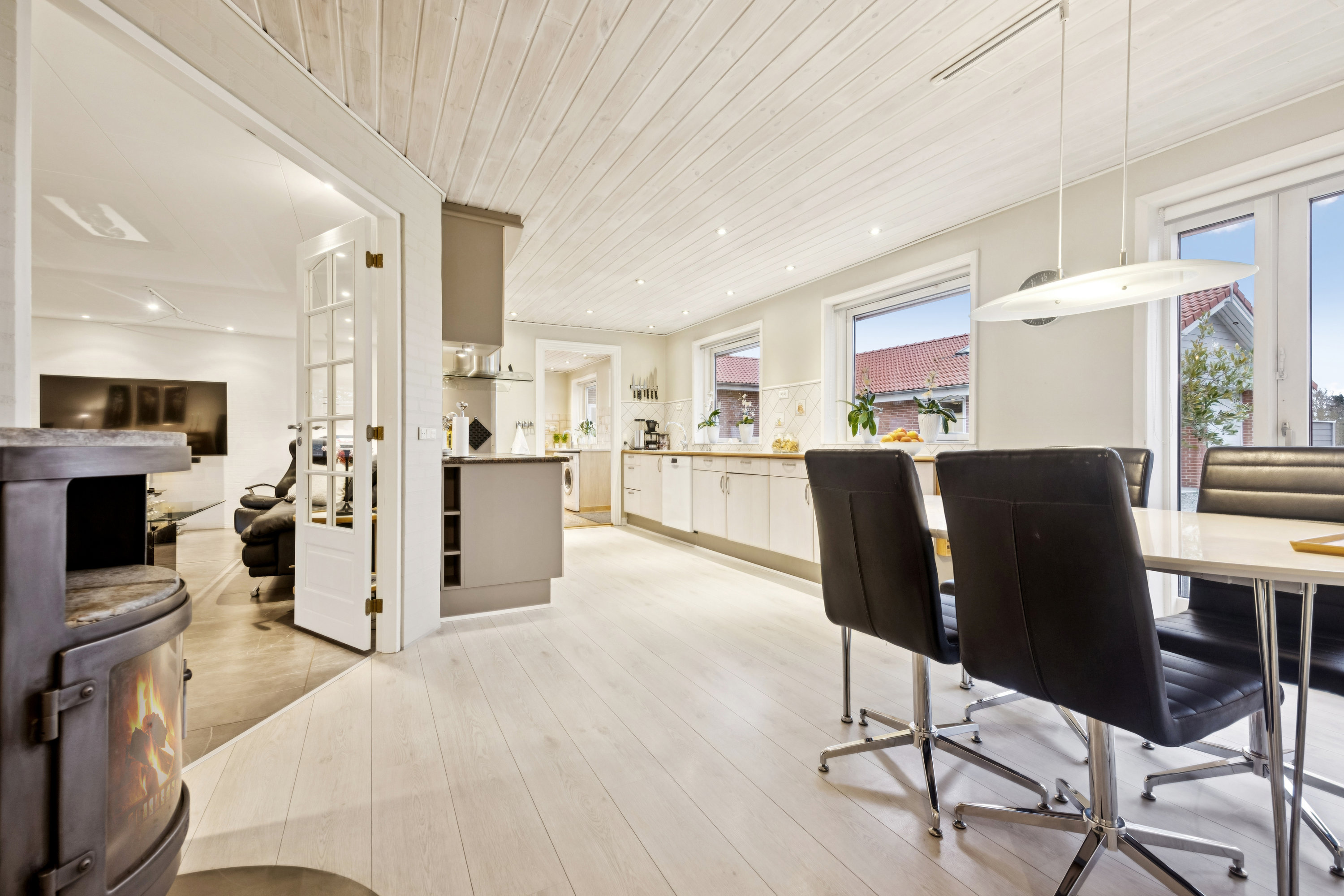 Fremhævet stue billede i fuldskærmstilstand. Billede af Hou Engvej 100, Melholt, 9340 Asaa