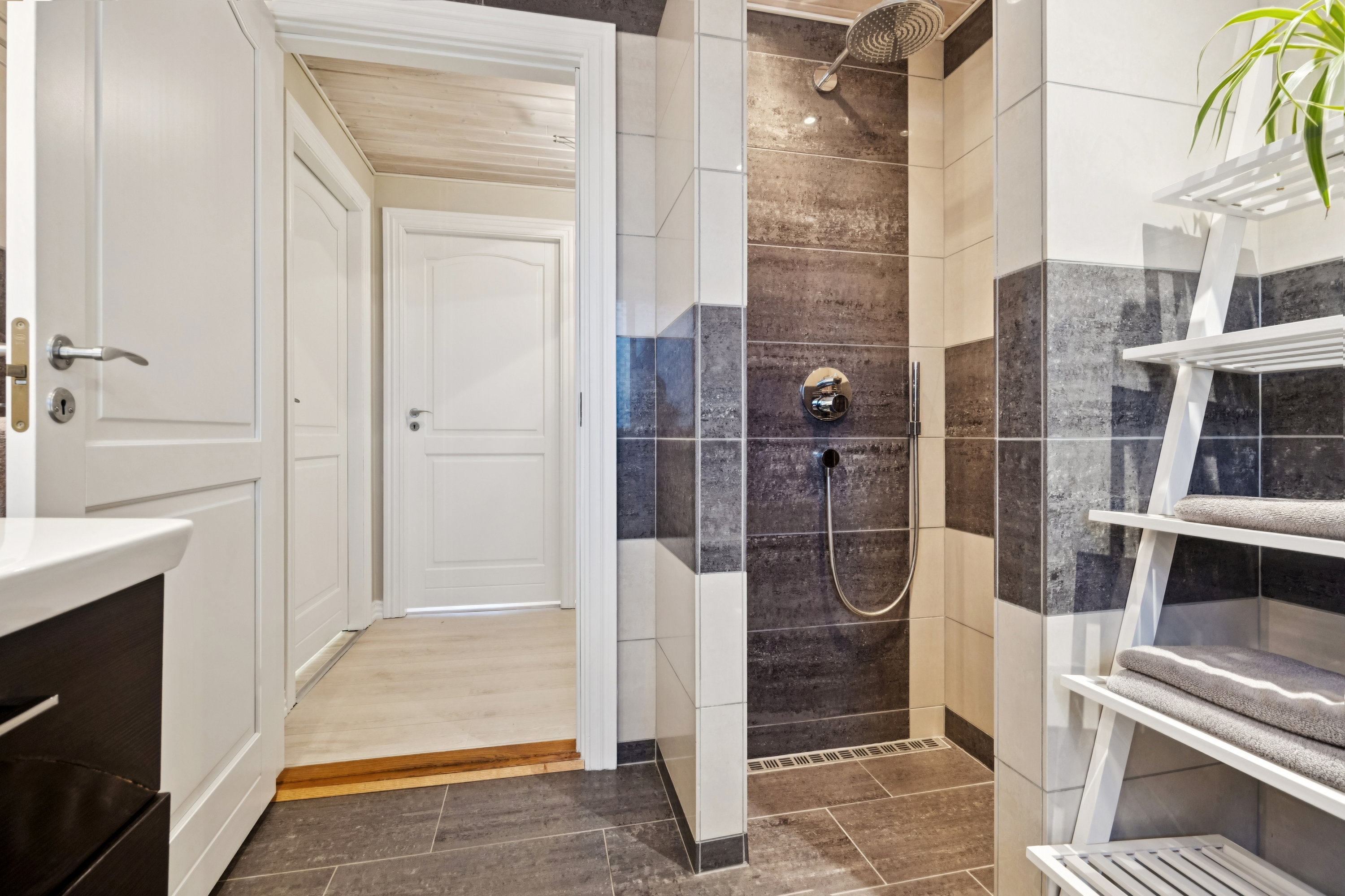 Fremhævet badeværelse billede i fuldskærmstilstand. Billede af Hou Engvej 100, Melholt, 9340 Asaa