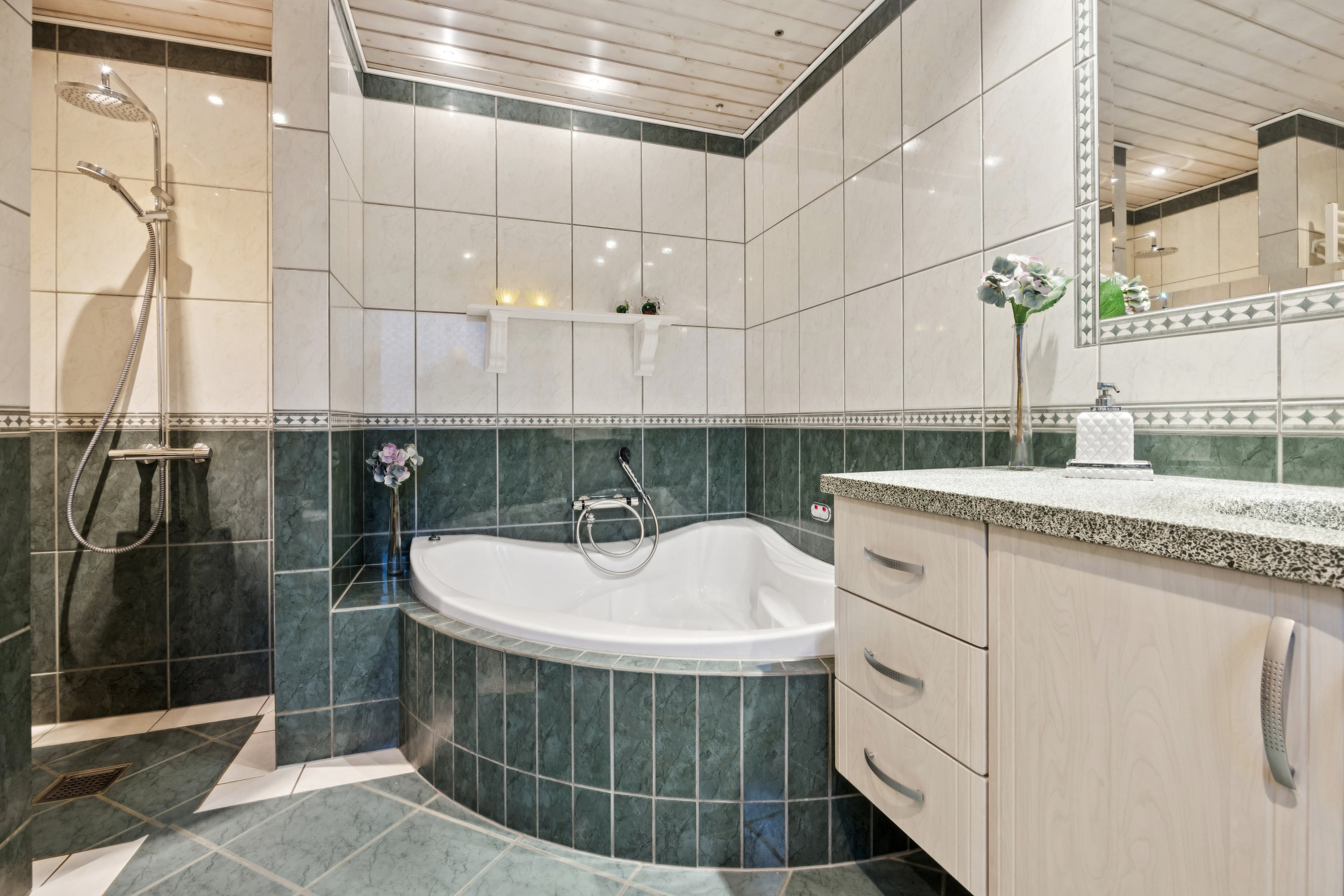 Fremhævet badeværelse billede i fuldskærmstilstand. Billede af Hou Engvej 100, Melholt, 9340 Asaa