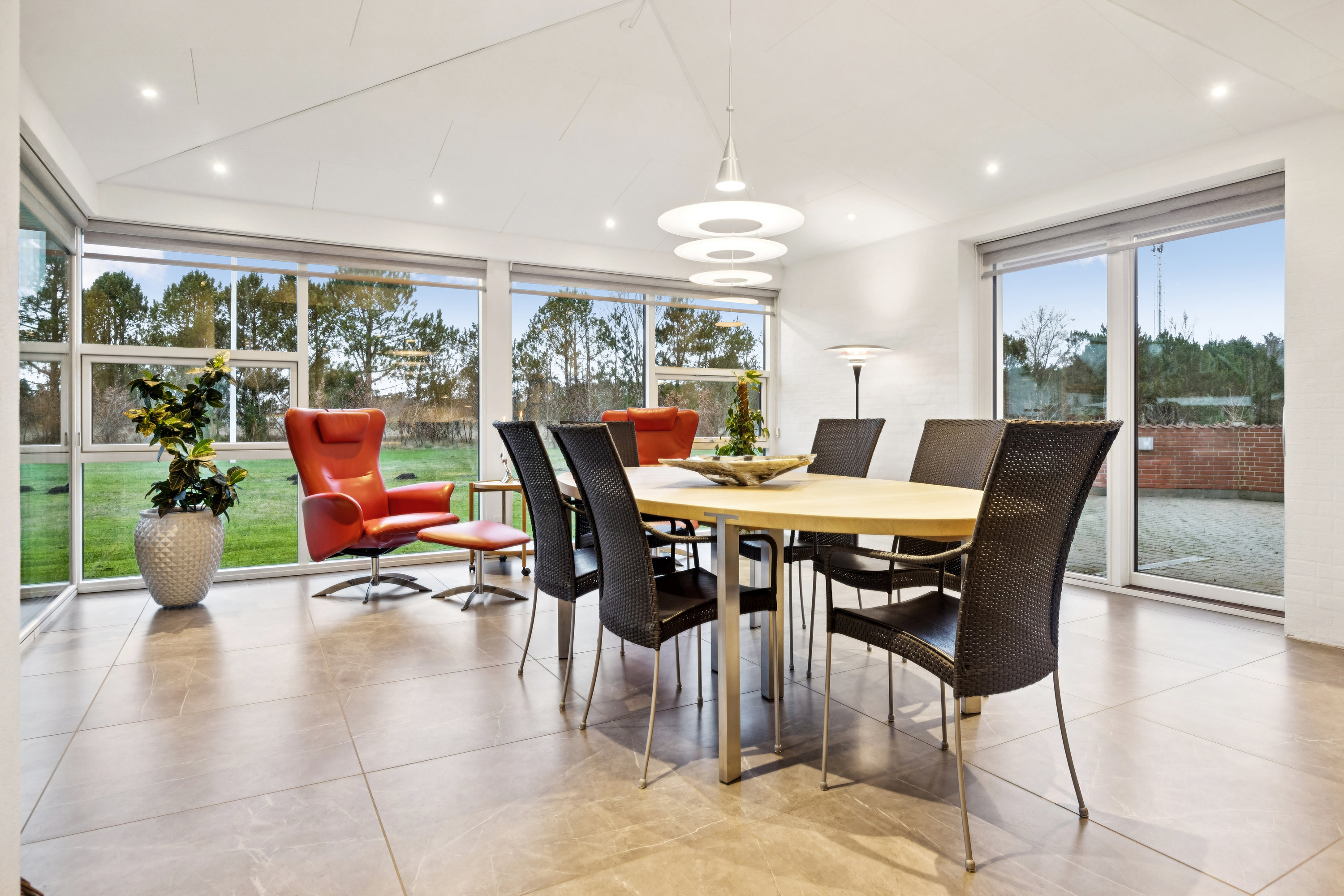 Fremhævet stue billede i fuldskærmstilstand. Billede af Hou Engvej 100, Melholt, 9340 Asaa