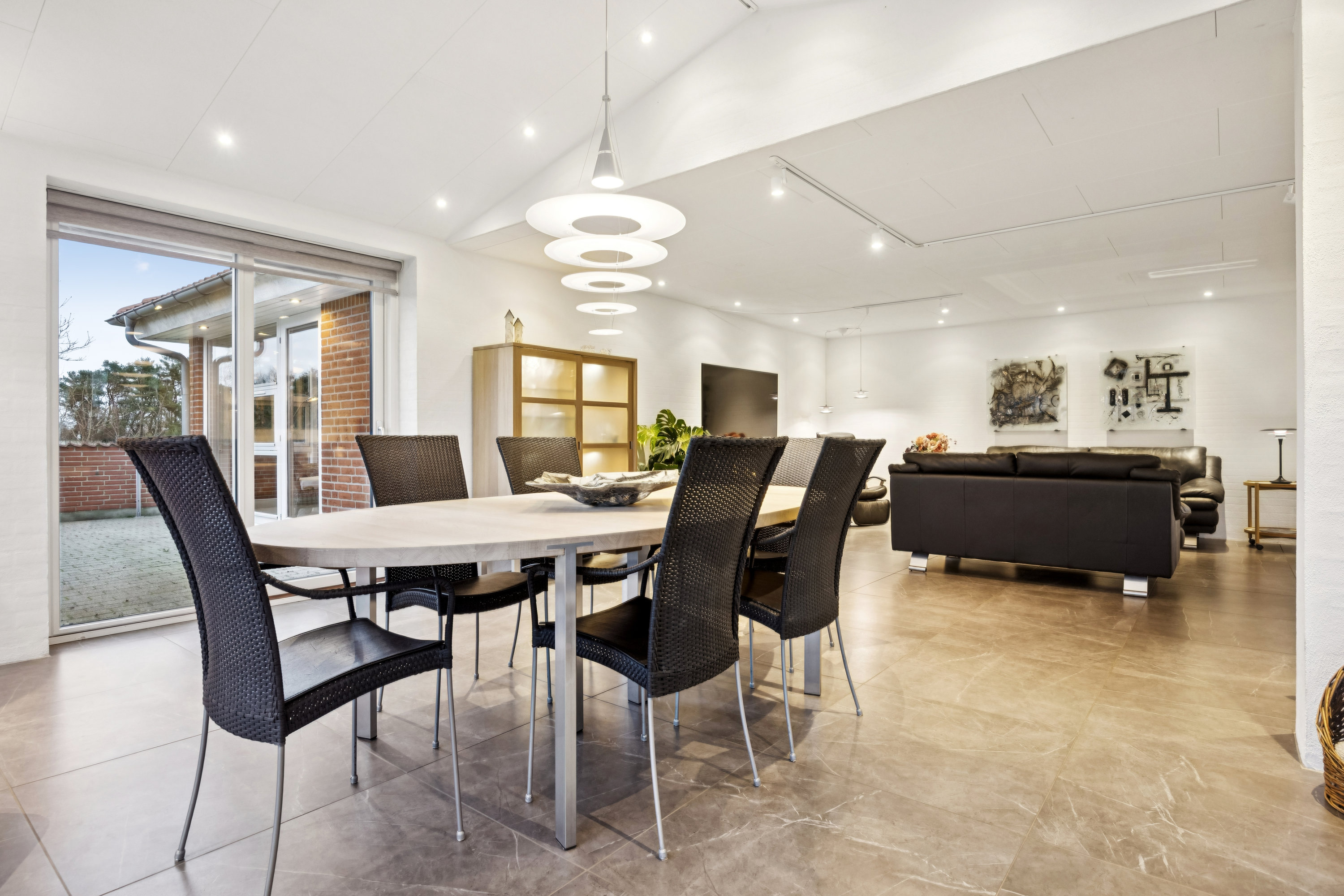 Fremhævet stue billede i fuldskærmstilstand. Billede af Hou Engvej 100, Melholt, 9340 Asaa