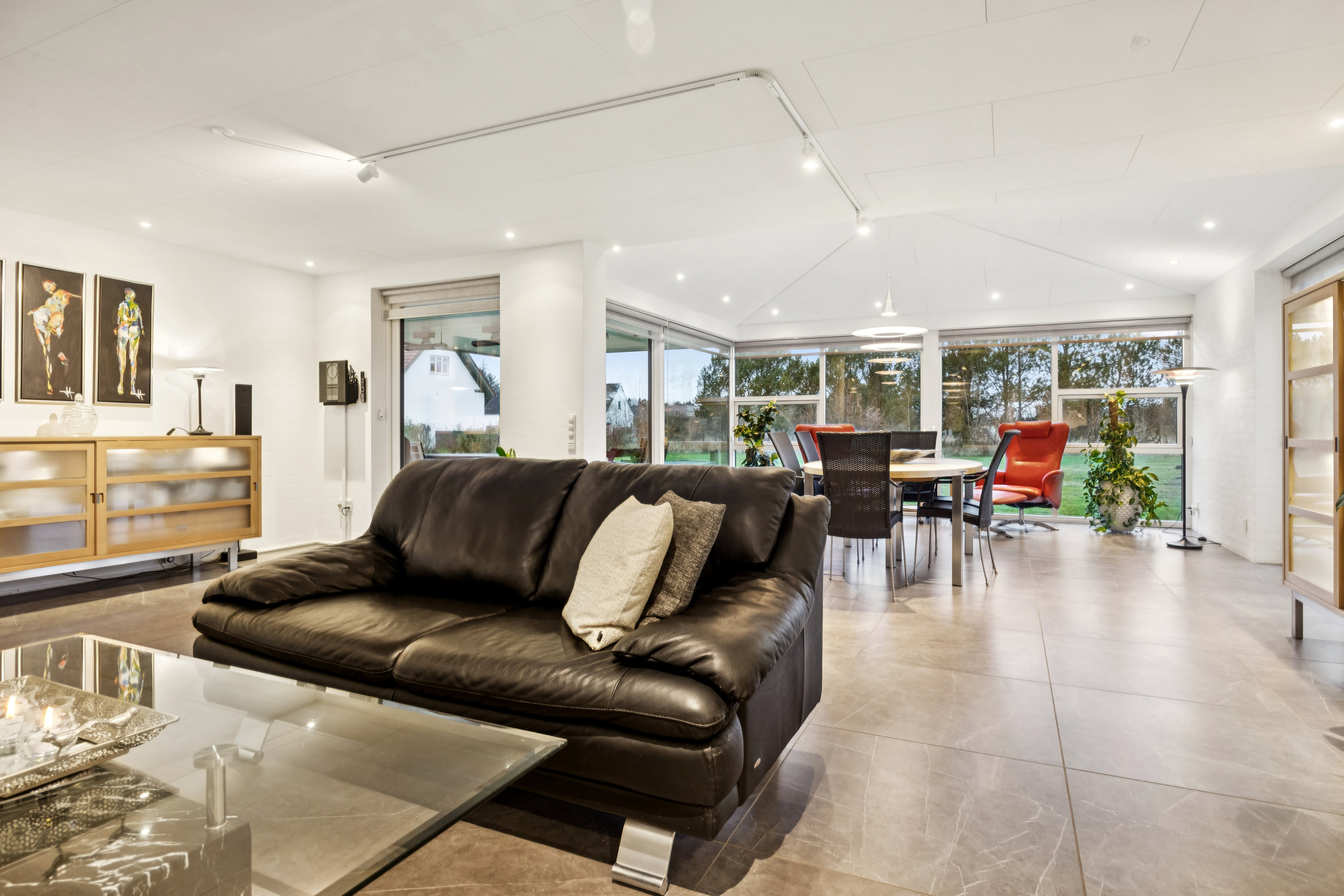 Fremhævet stue billede i fuldskærmstilstand. Billede af Hou Engvej 100, Melholt, 9340 Asaa