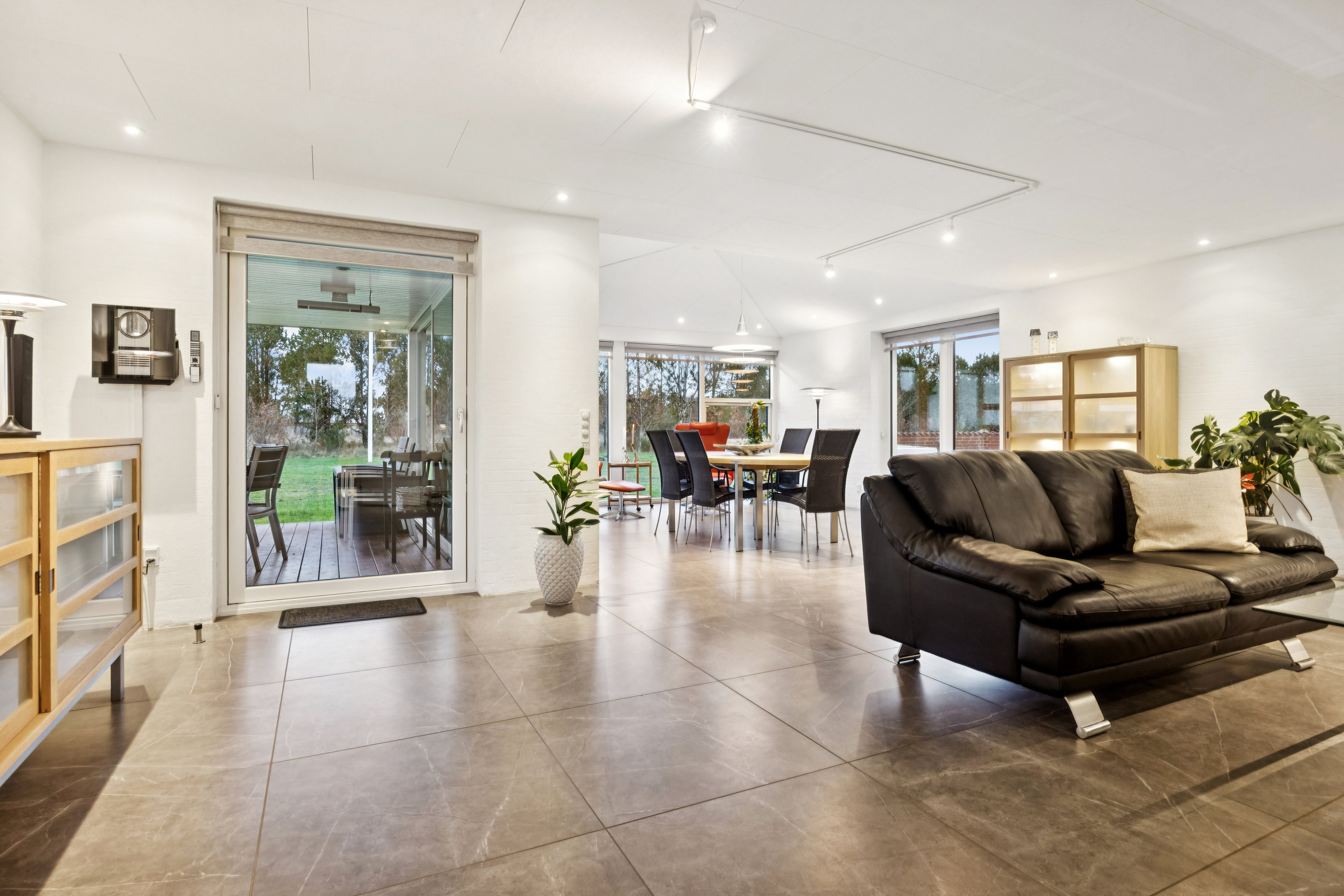 Fremhævet stue billede i fuldskærmstilstand. Billede af Hou Engvej 100, Melholt, 9340 Asaa