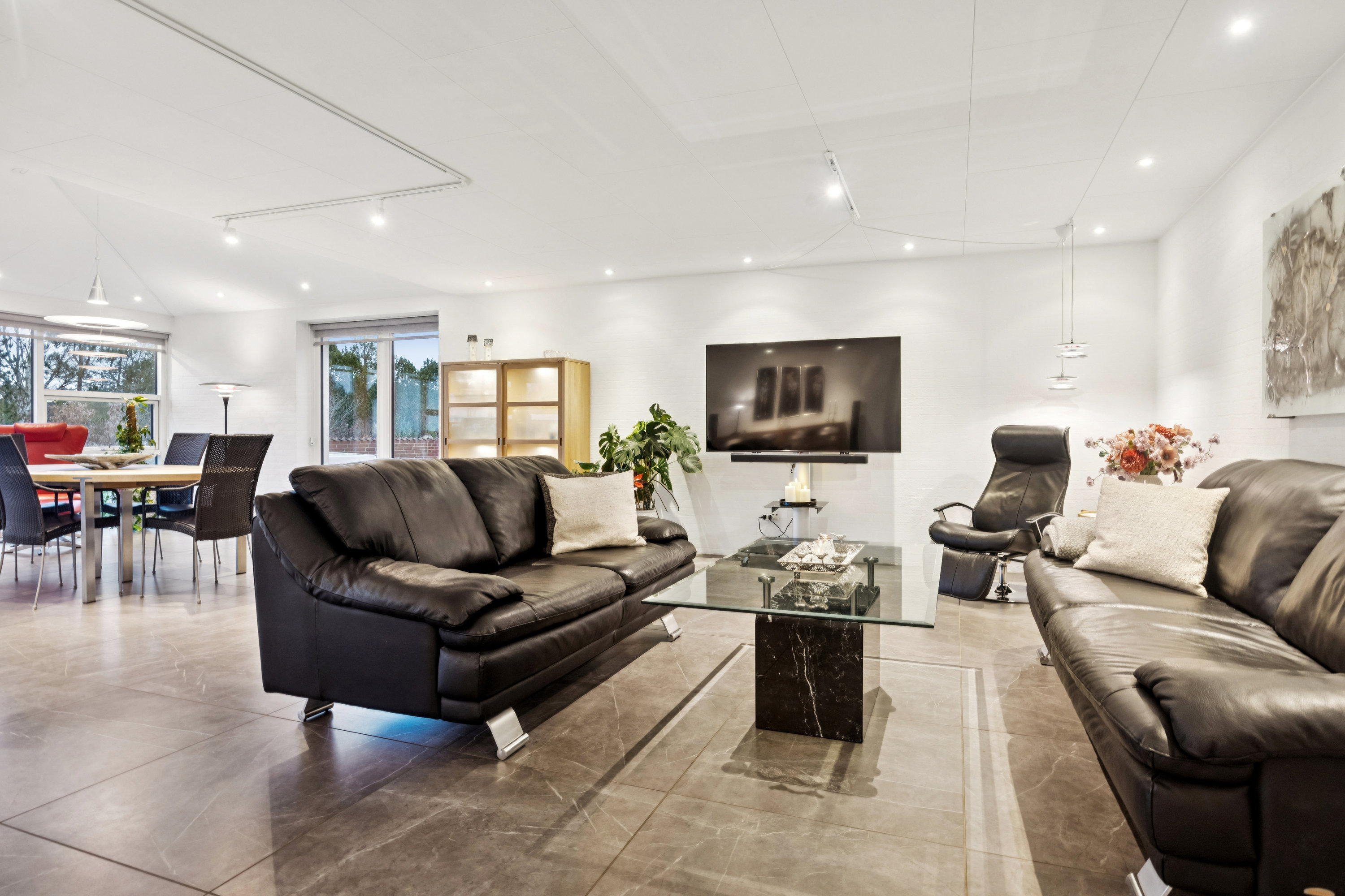 Fremhævet stue billede i fuldskærmstilstand. Billede af Hou Engvej 100, Melholt, 9340 Asaa