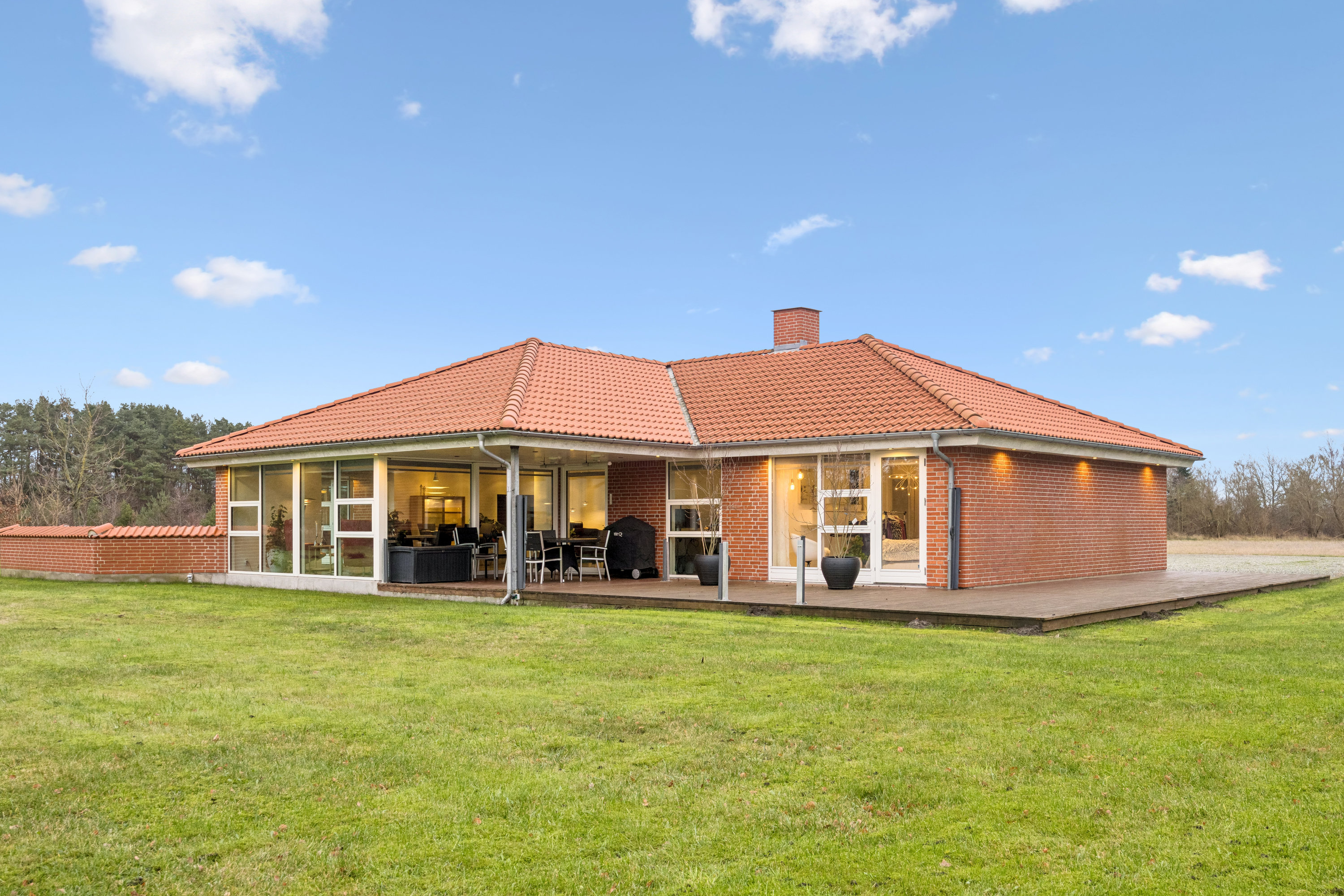 Fremhævet andet billede i fuldskærmstilstand. Billede af Hou Engvej 100, Melholt, 9340 Asaa