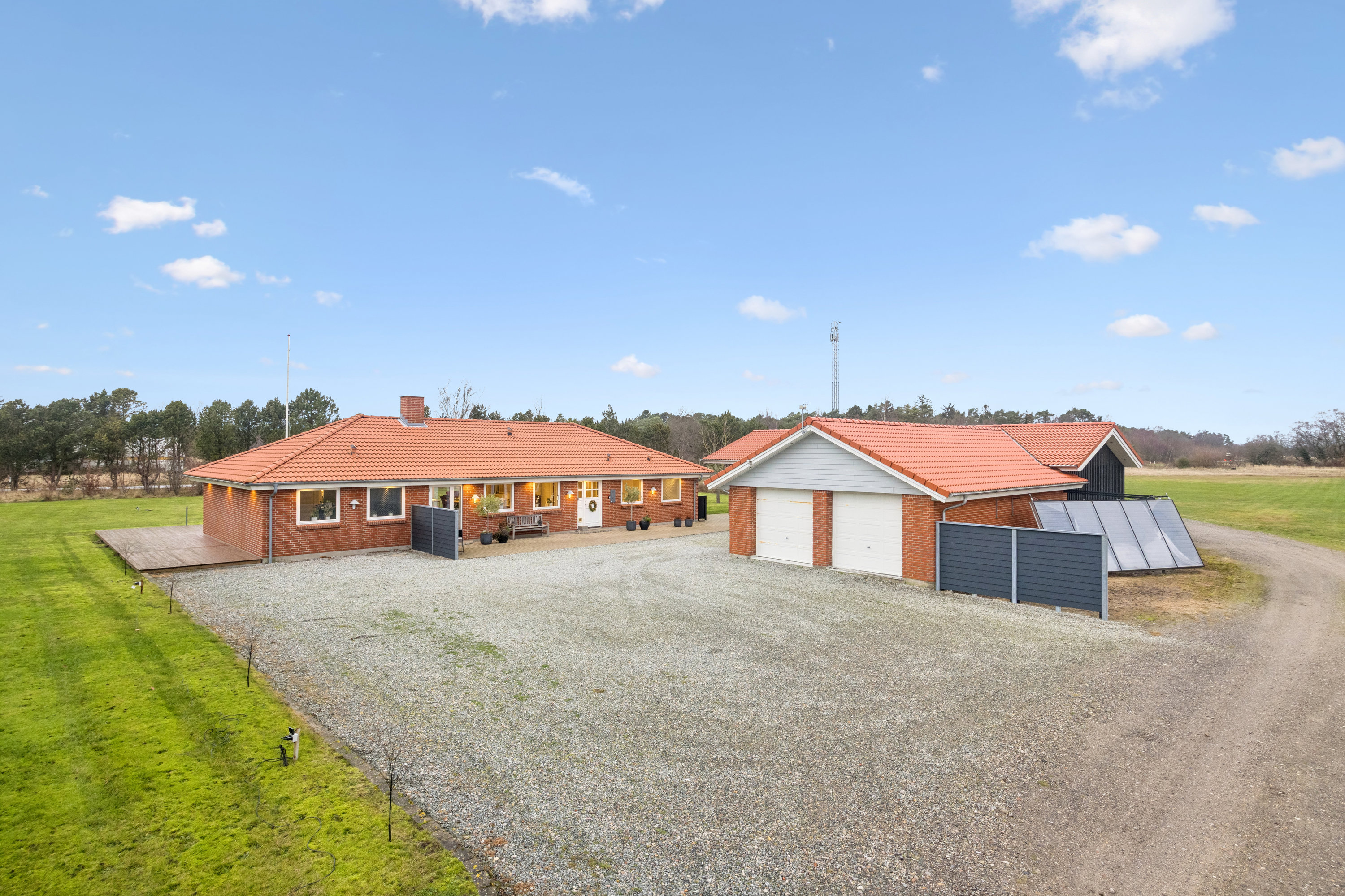 Fremhævet andet billede i fuldskærmstilstand. Billede af Hou Engvej 100, Melholt, 9340 Asaa