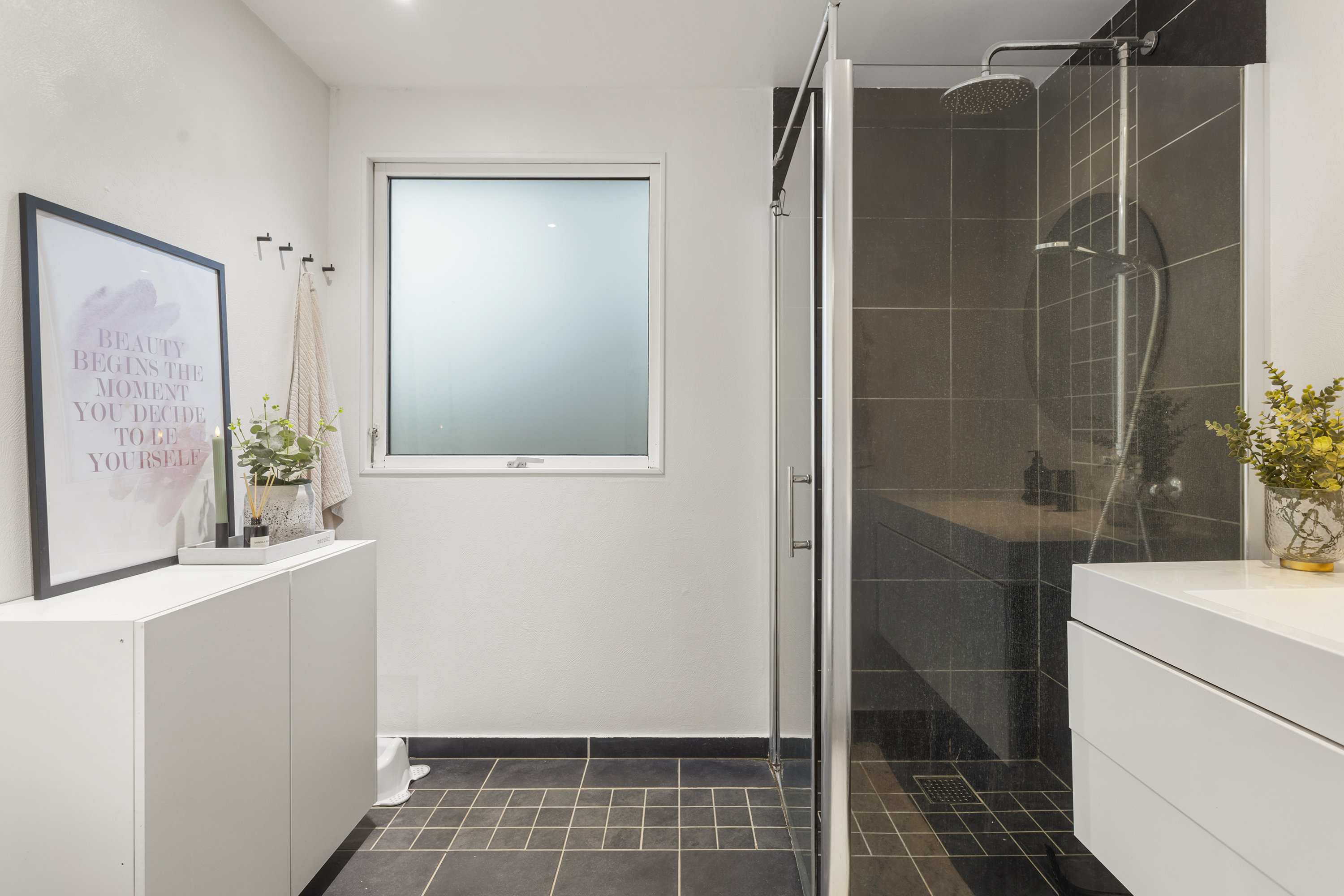 Fremhævet badeværelse billede i fuldskærmstilstand. Billede af Niels Hjørnes Vej 4, 9900 Frederikshavn