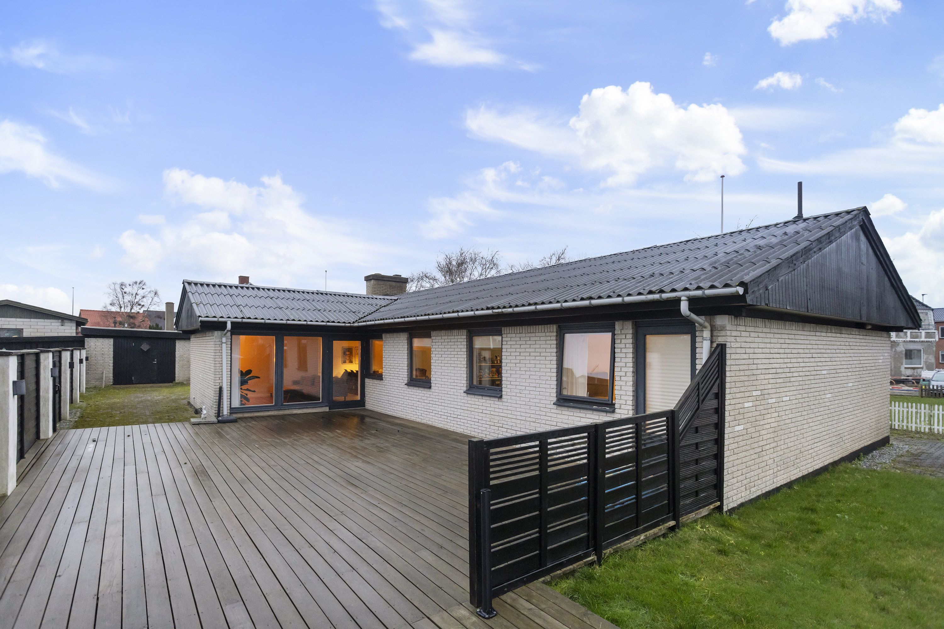 Fremhævet facade billede i fuldskærmstilstand. Billede af Niels Hjørnes Vej 4, 9900 Frederikshavn