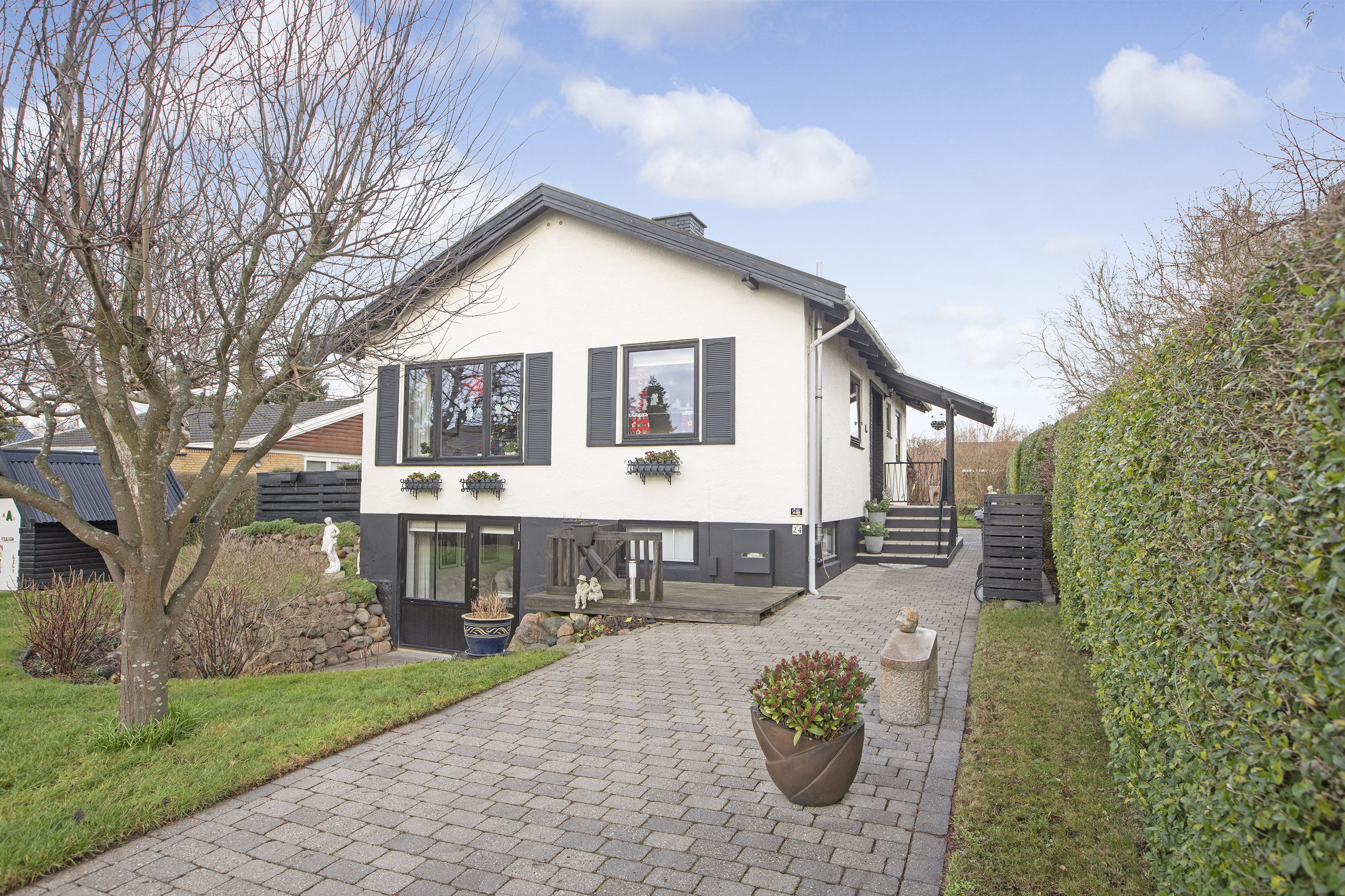 Miniaturebillede 1: set fra vejen. Billede af Marievej 24, 2740 Skovlunde