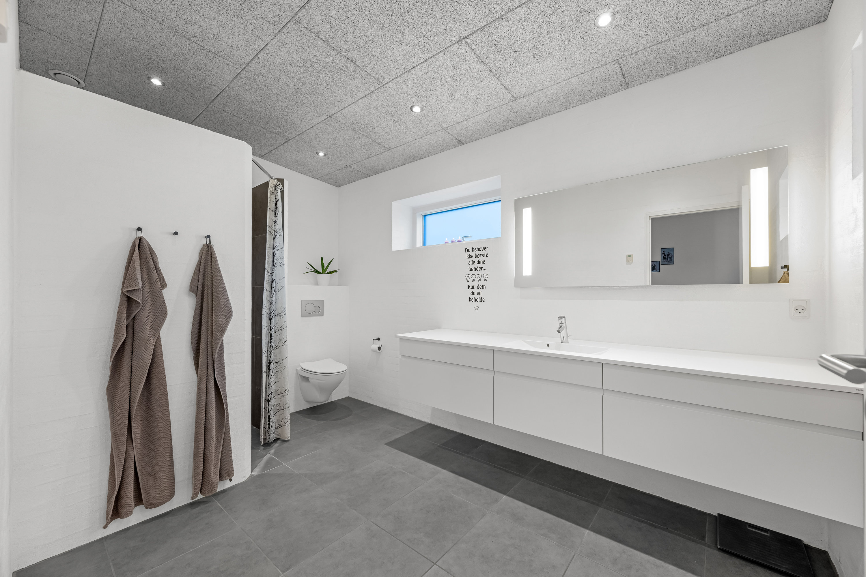 Fremhævet badeværelse billede i fuldskærmstilstand. Billede af Hvedemarken 5, Rindum, 6950 Ringkøbing