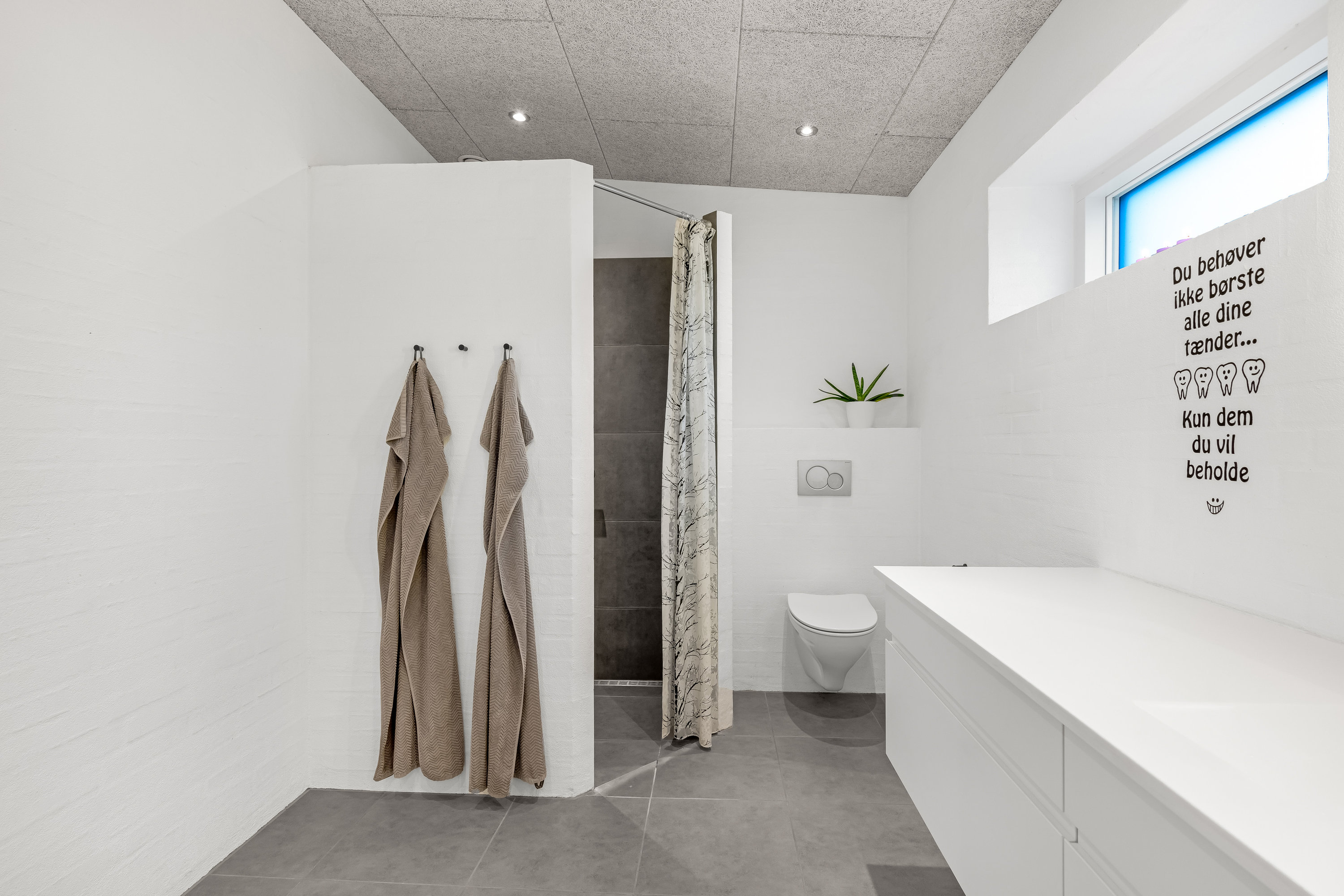 Fremhævet badeværelse billede i fuldskærmstilstand. Billede af Hvedemarken 5, Rindum, 6950 Ringkøbing