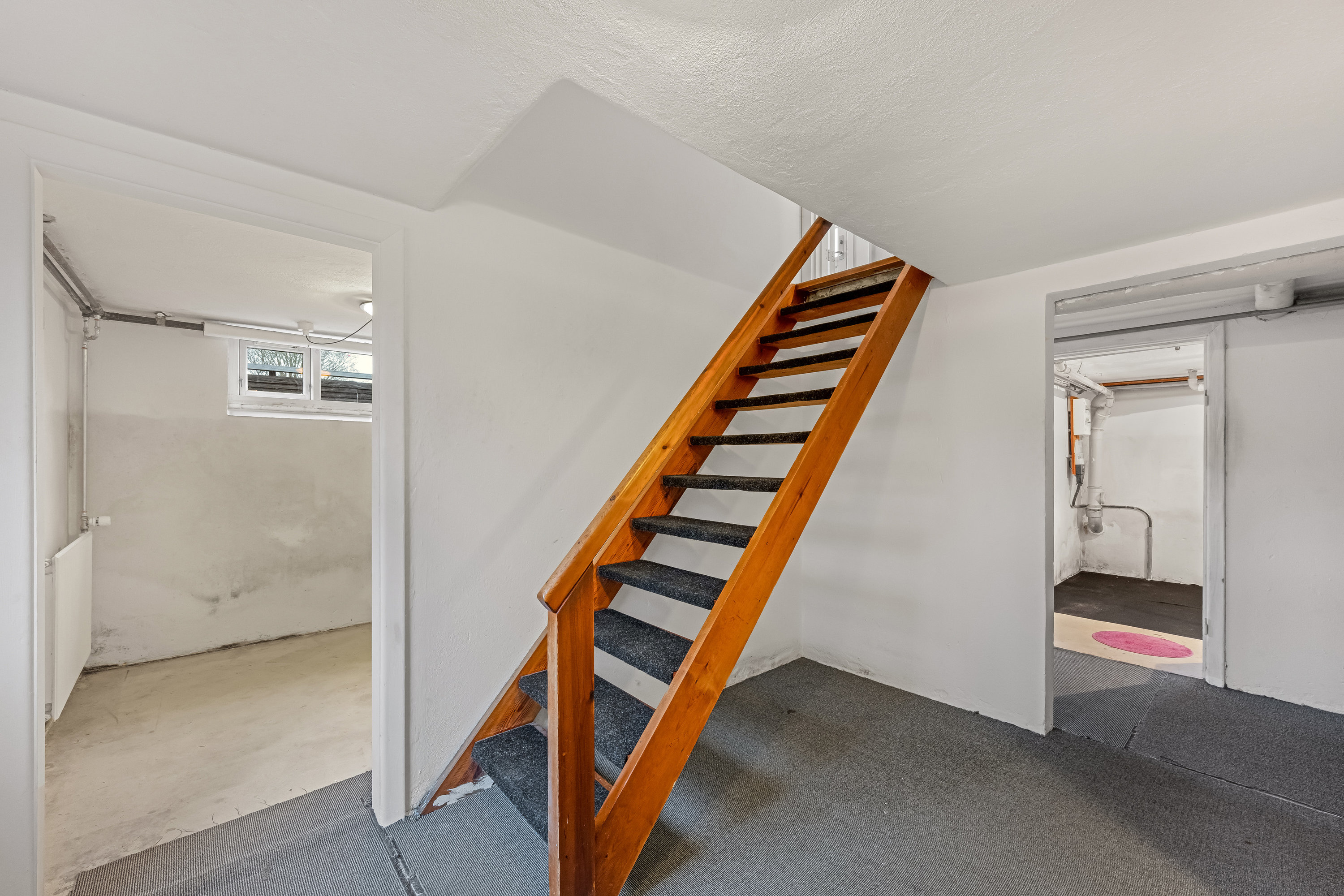 Fremhævet trappe til kælder billede i fuldskærmstilstand. Billede af Vardevej 64, 6880 Tarm