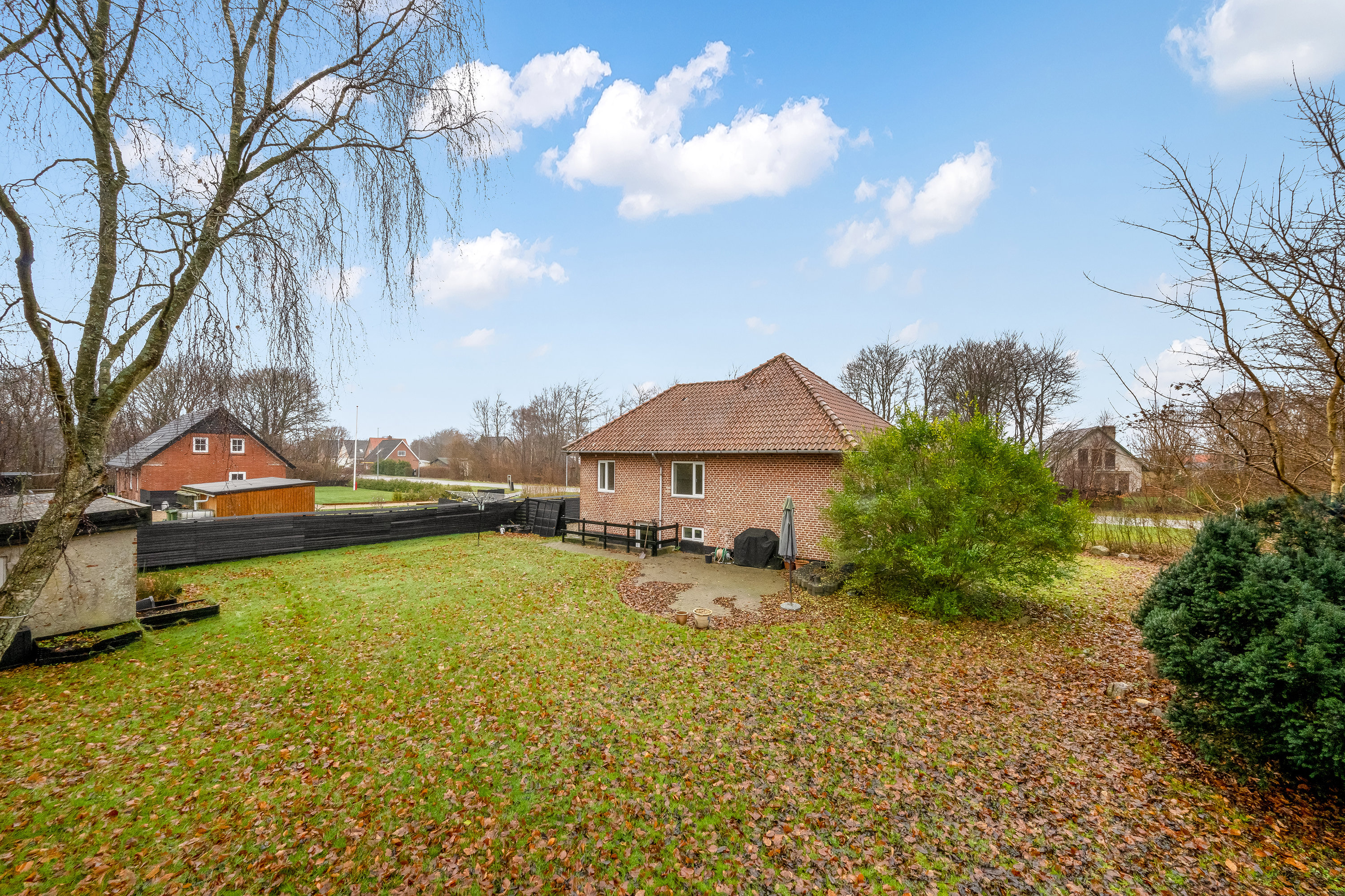 Fremhævet facade/have billede i fuldskærmstilstand. Billede af Vardevej 64, 6880 Tarm