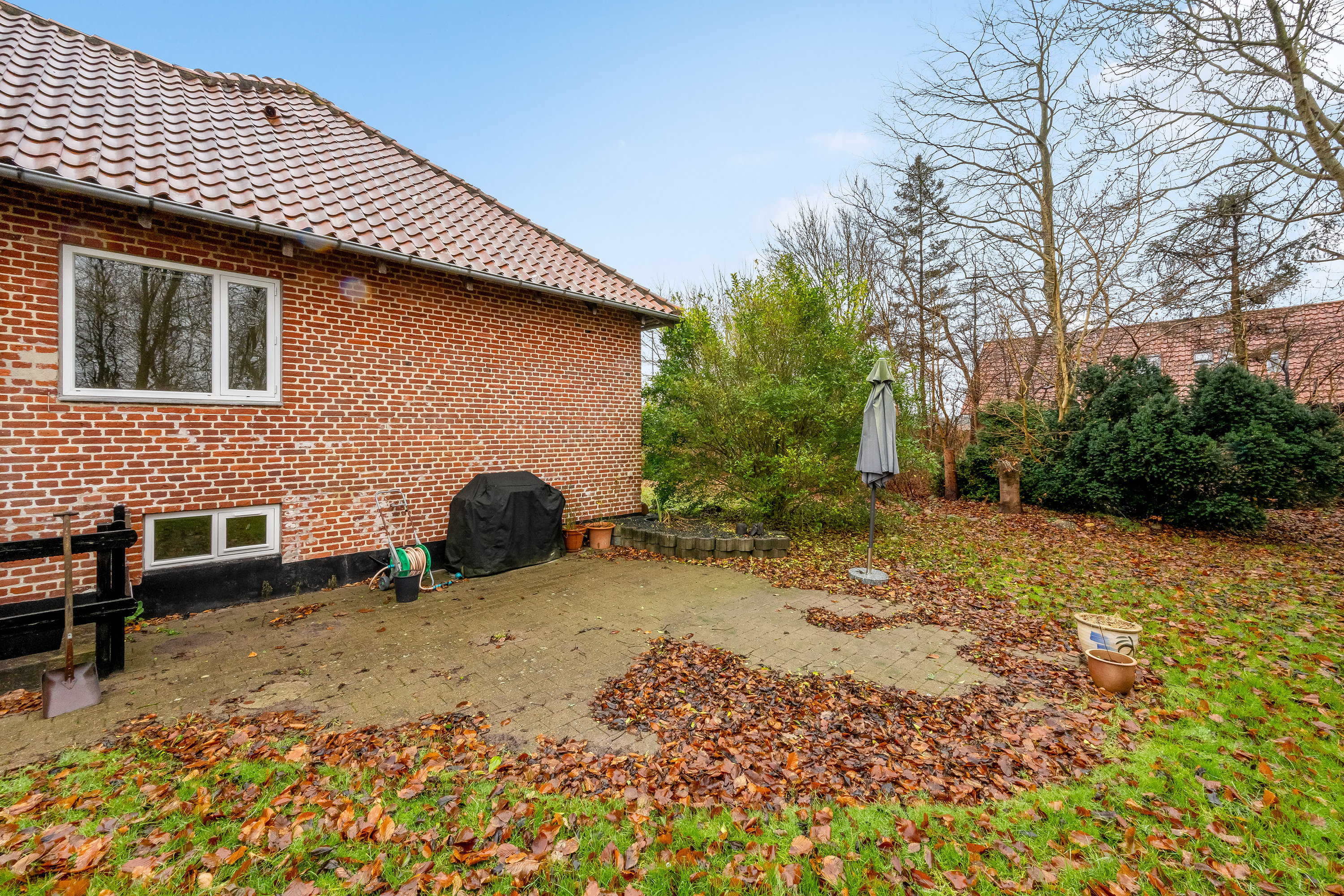 Fremhævet facade/have billede i fuldskærmstilstand. Billede af Vardevej 64, 6880 Tarm