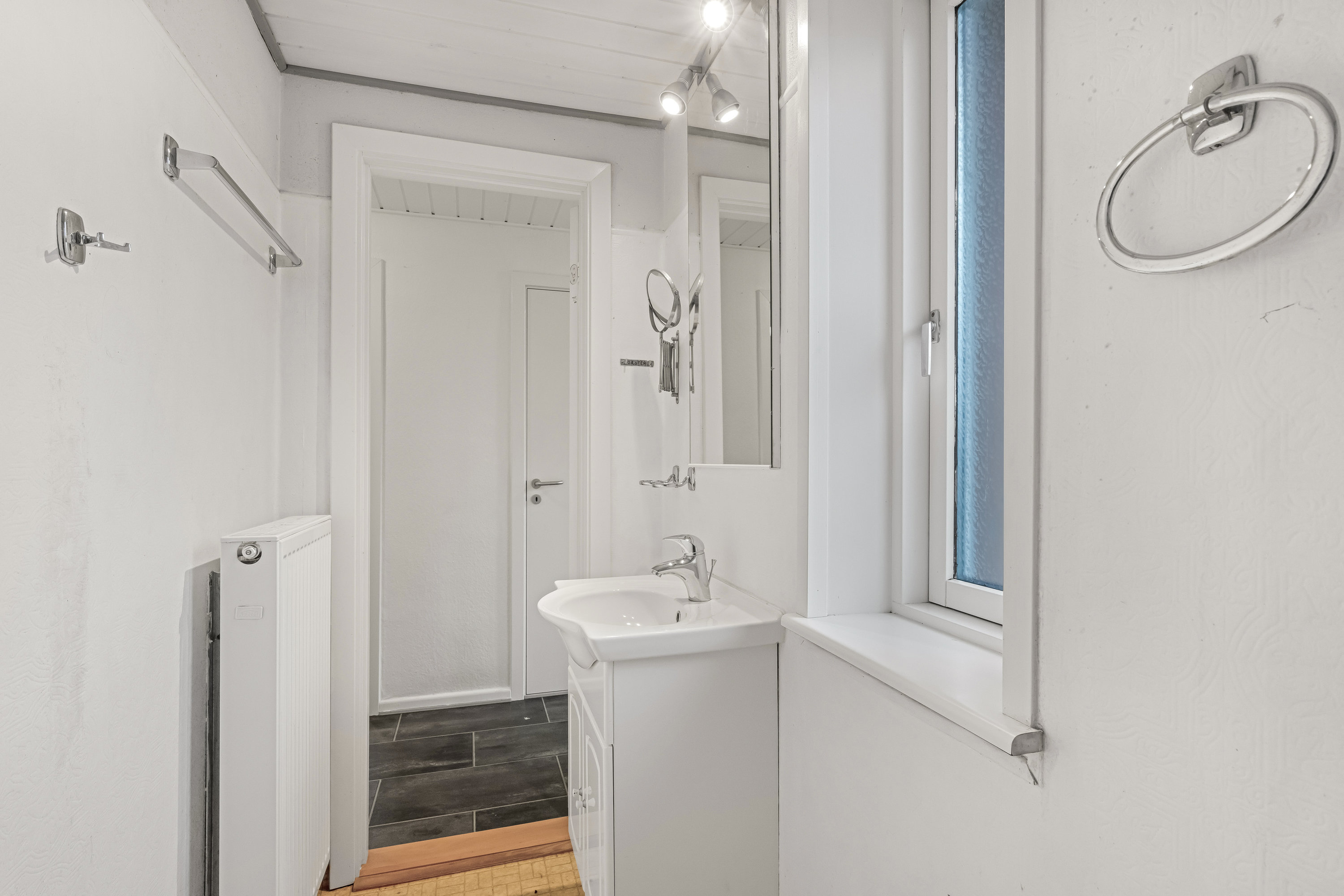 Fremhævet badeværelse billede i fuldskærmstilstand. Billede af Vardevej 64, 6880 Tarm