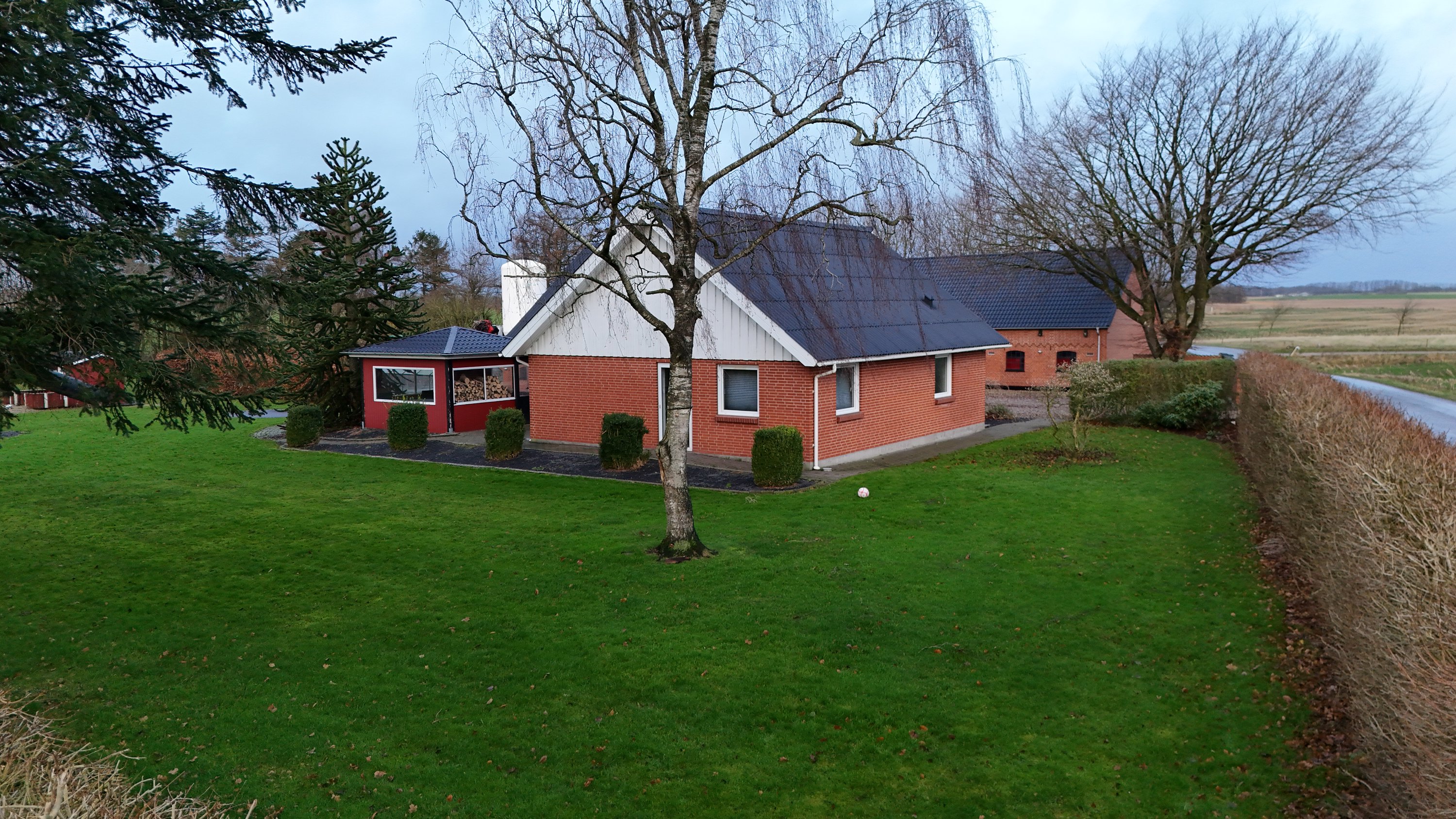 Fremhævet dronefoto billede i fuldskærmstilstand. Billede af Kjemtrupvej 7, Rørbæk, 9500 Hobro