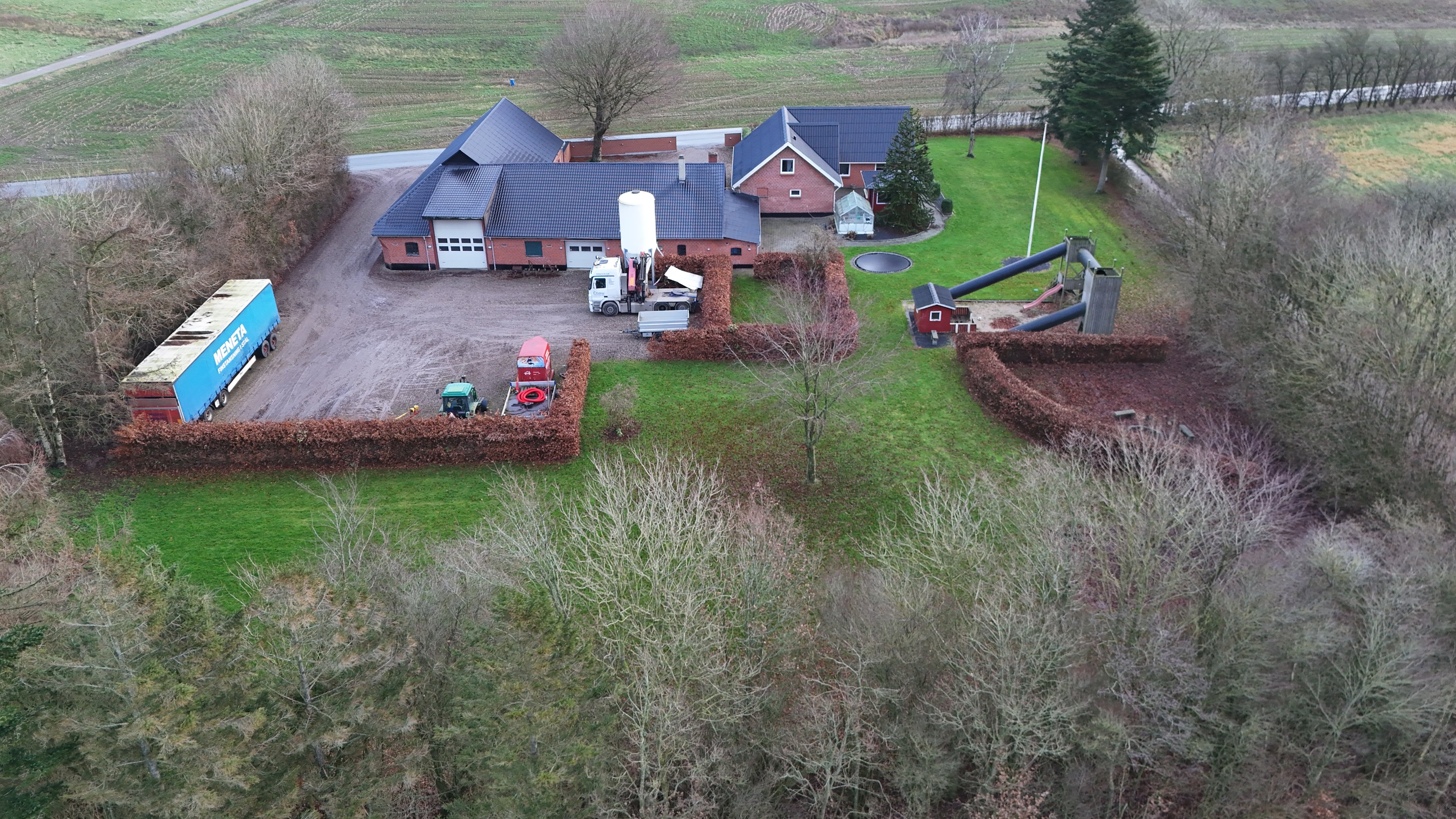 Fremhævet dronefoto billede i fuldskærmstilstand. Billede af Kjemtrupvej 7, Rørbæk, 9500 Hobro
