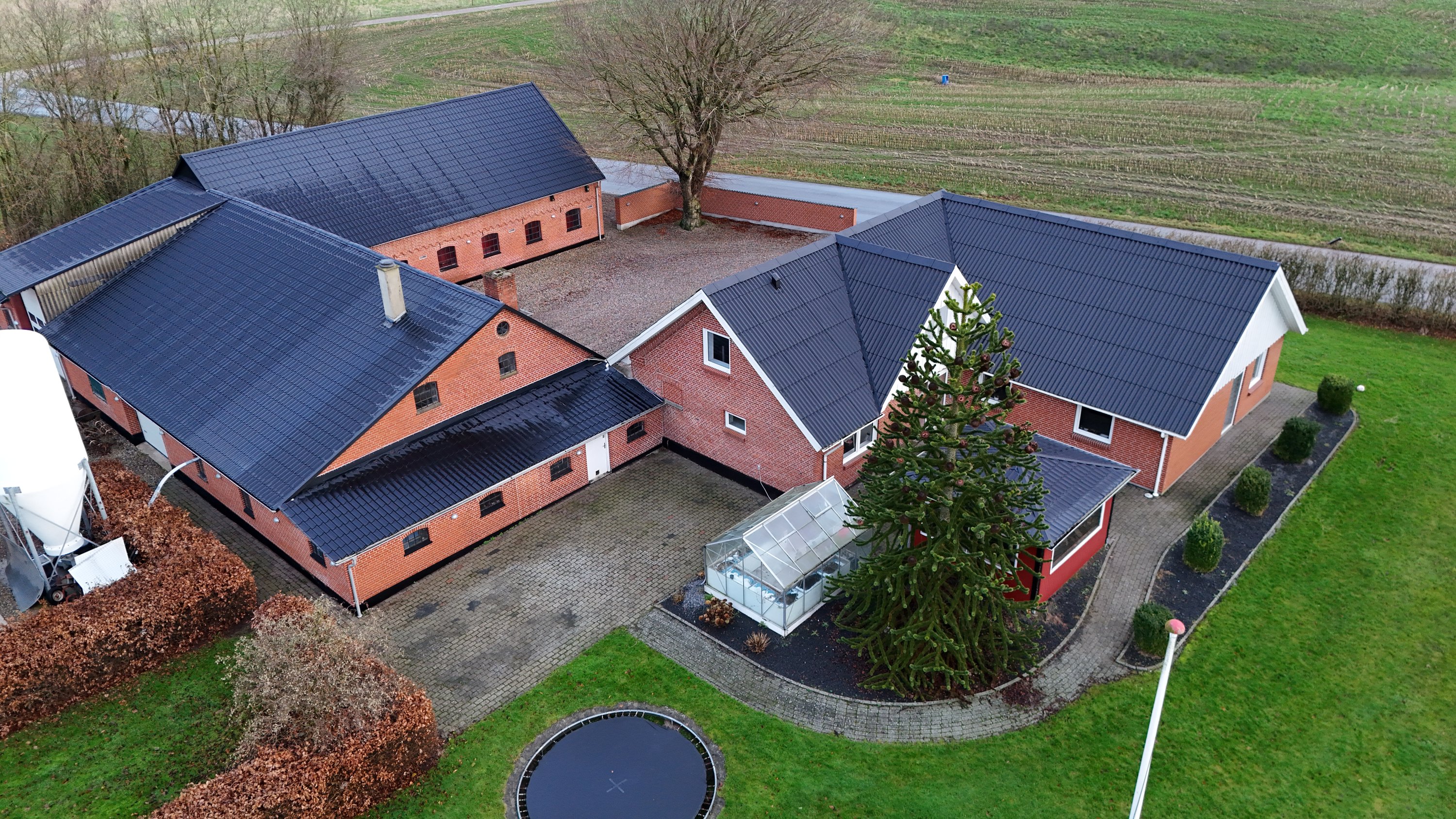 Fremhævet dronefoto billede i fuldskærmstilstand. Billede af Kjemtrupvej 7, Rørbæk, 9500 Hobro