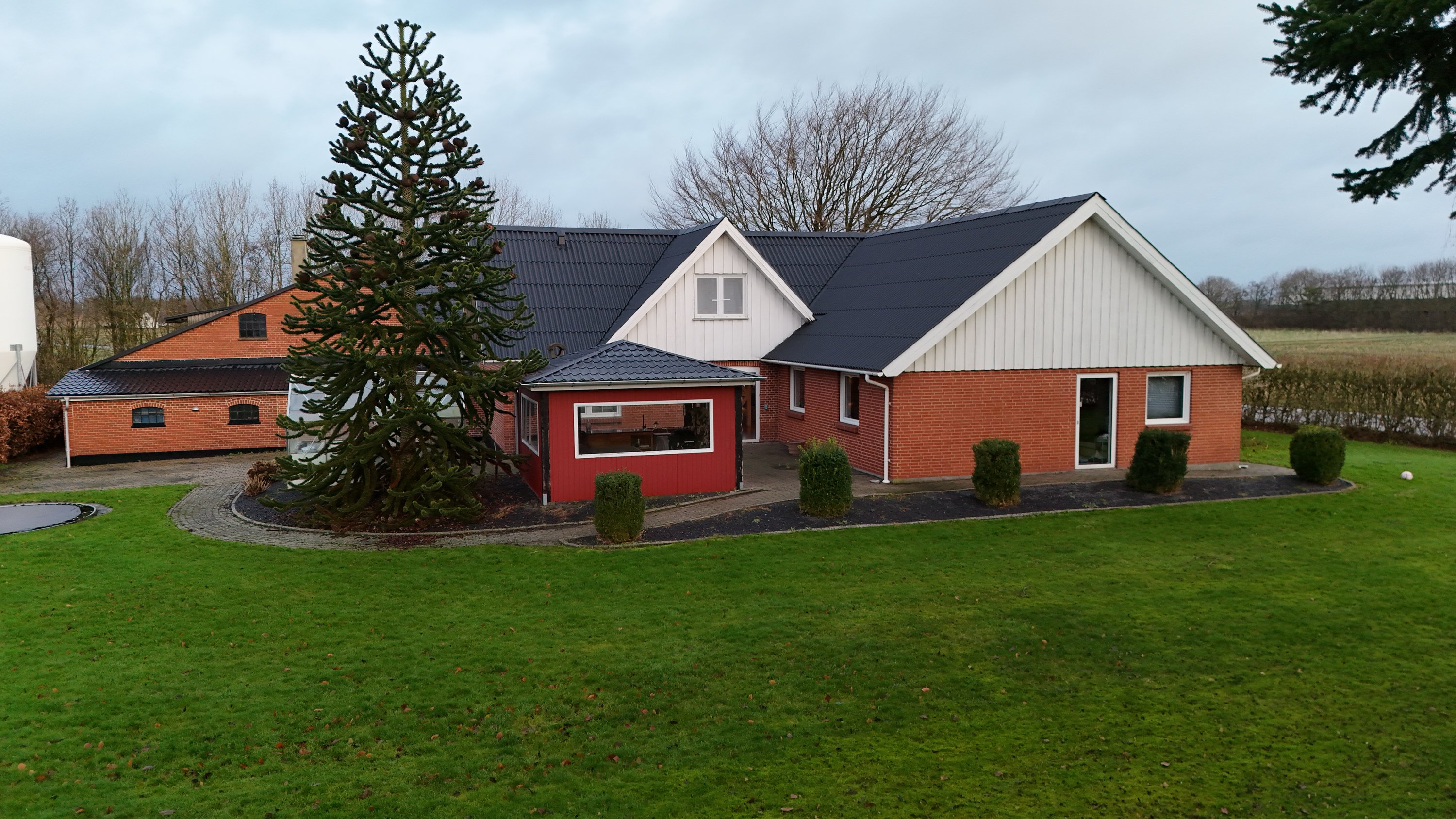 Fremhævet dronefoto billede i fuldskærmstilstand. Billede af Kjemtrupvej 7, Rørbæk, 9500 Hobro