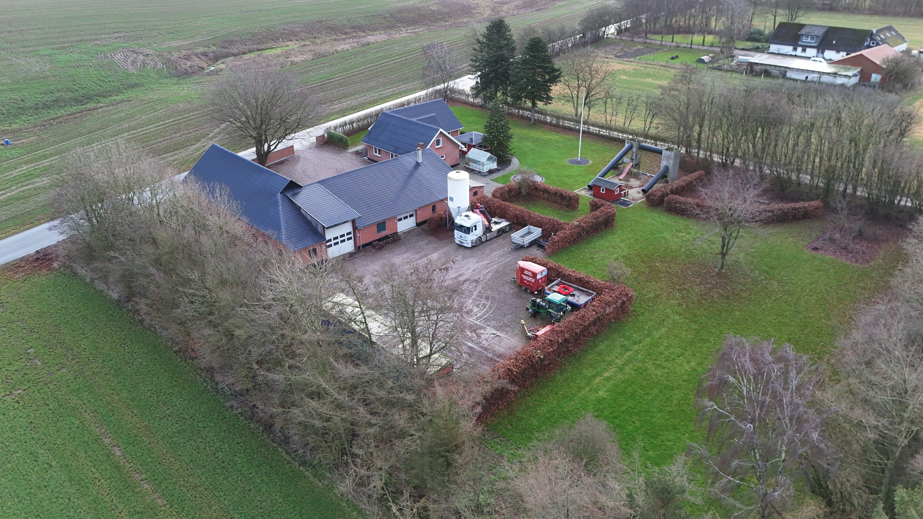 Fremhævet dronefoto billede i fuldskærmstilstand. Billede af Kjemtrupvej 7, Rørbæk, 9500 Hobro