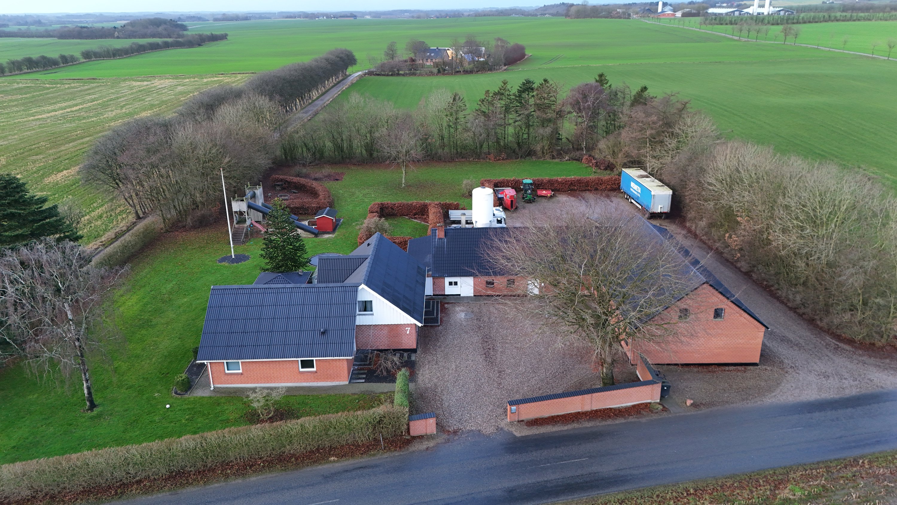 Fremhævet dronefoto billede i fuldskærmstilstand. Billede af Kjemtrupvej 7, Rørbæk, 9500 Hobro