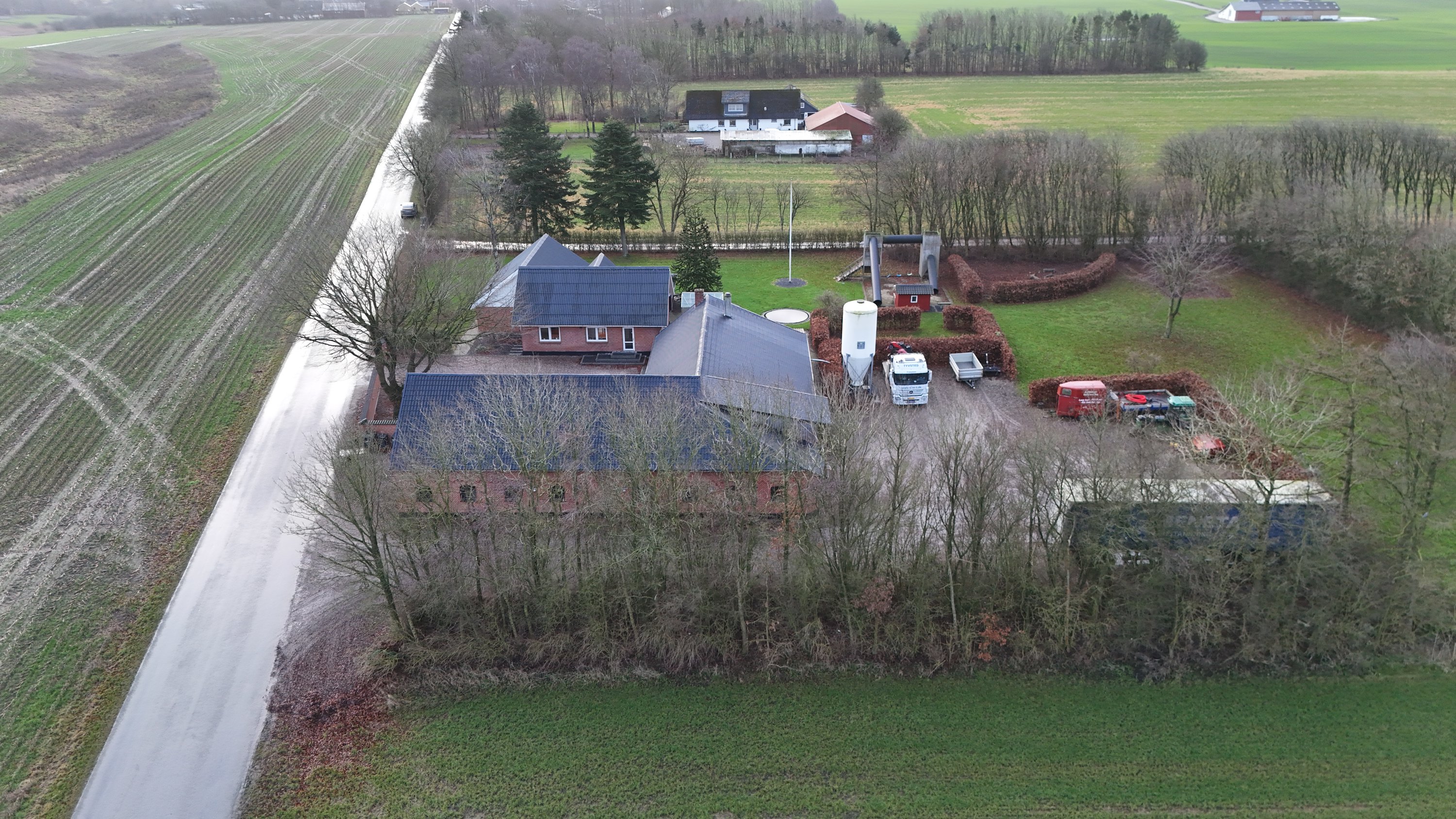 Fremhævet dronefoto billede i fuldskærmstilstand. Billede af Kjemtrupvej 7, Rørbæk, 9500 Hobro