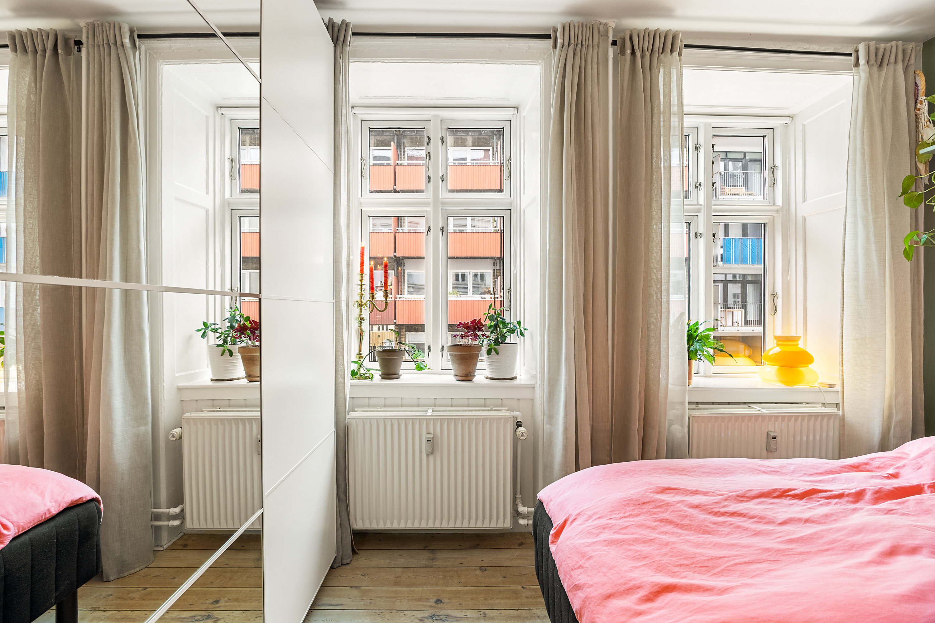 Fremhævet stue ensuite billede i fuldskærmstilstand. Billede af Bjelkes Allé 11A, 1. tv., 2200 København N