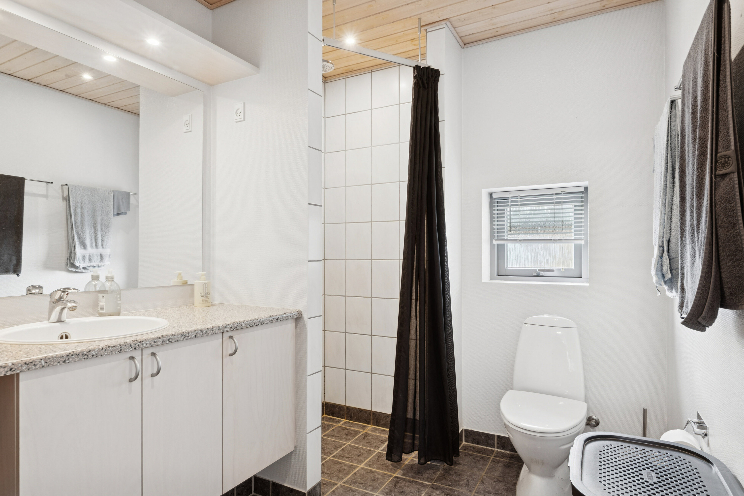 Fremhævet badeværelse billede i fuldskærmstilstand. Billede af Henry Heerups Vej 41, 7430 Ikast