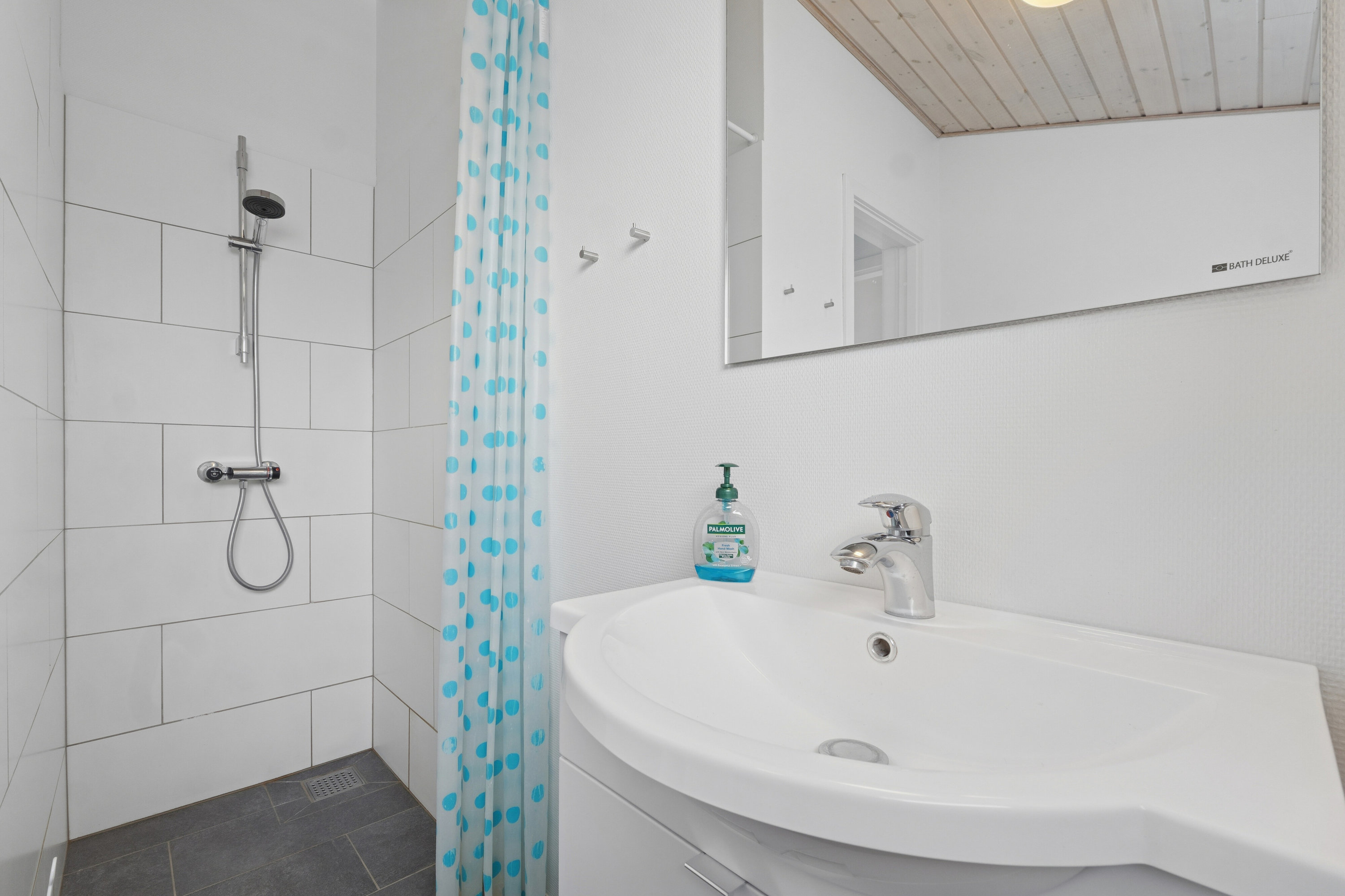 Fremhævet badeværelse billede i fuldskærmstilstand. Billede af Ved Stranden 8, Skal Klit, 9800 Hjørring