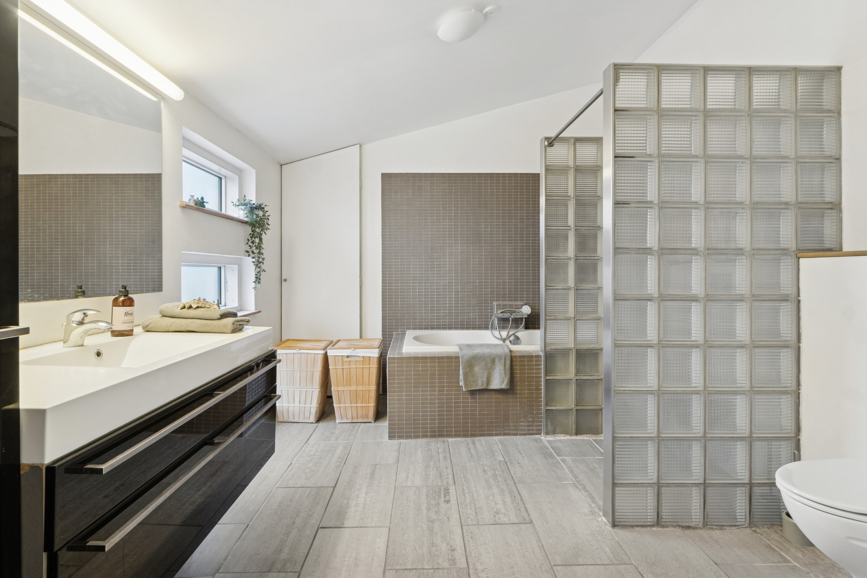 Fremhævet badeværelse billede i fuldskærmstilstand. Billede af Knuds Alle 27, 2800 Kongens Lyngby