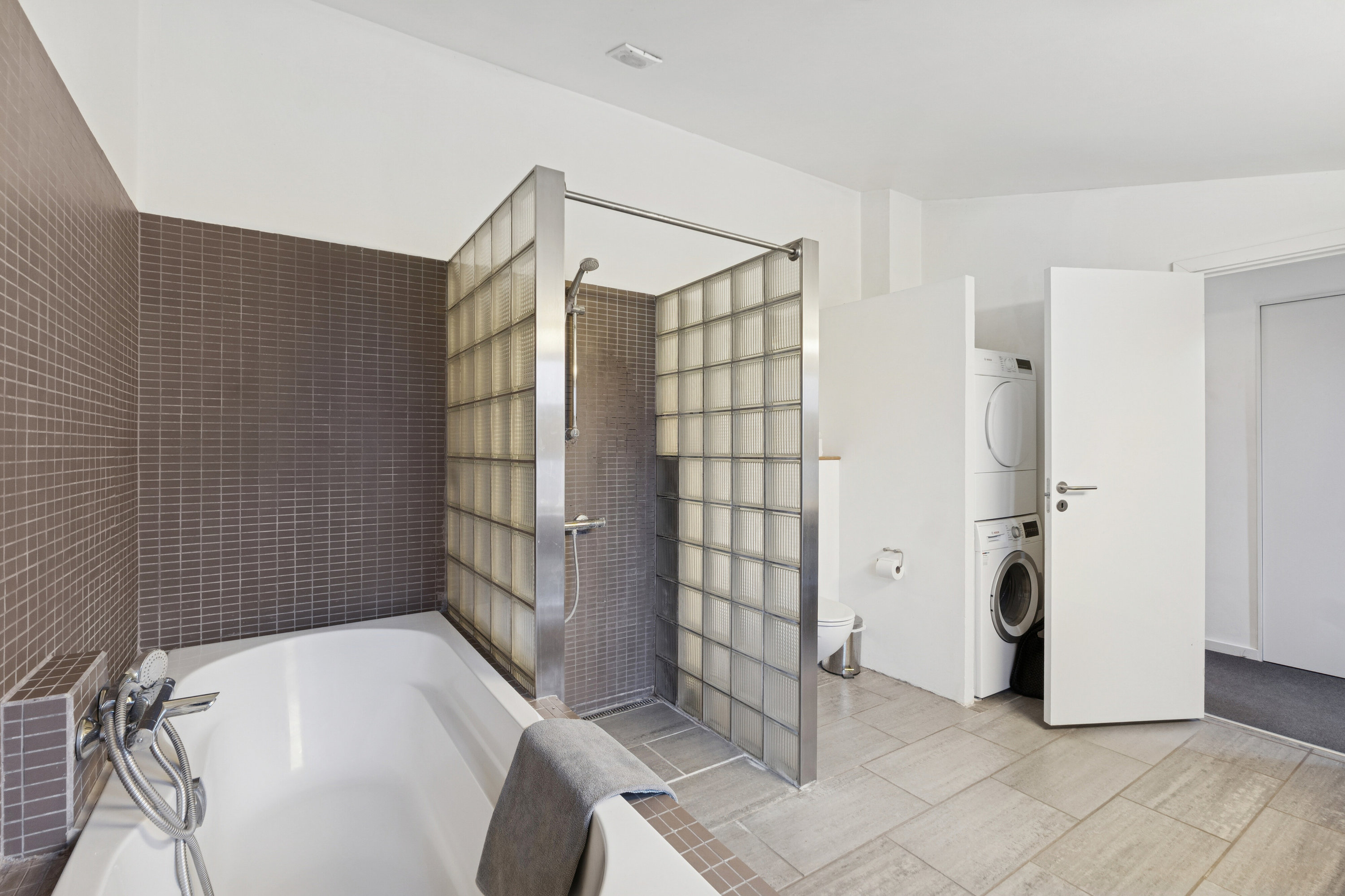 Fremhævet badeværelse billede i fuldskærmstilstand. Billede af Knuds Alle 27, 2800 Kongens Lyngby