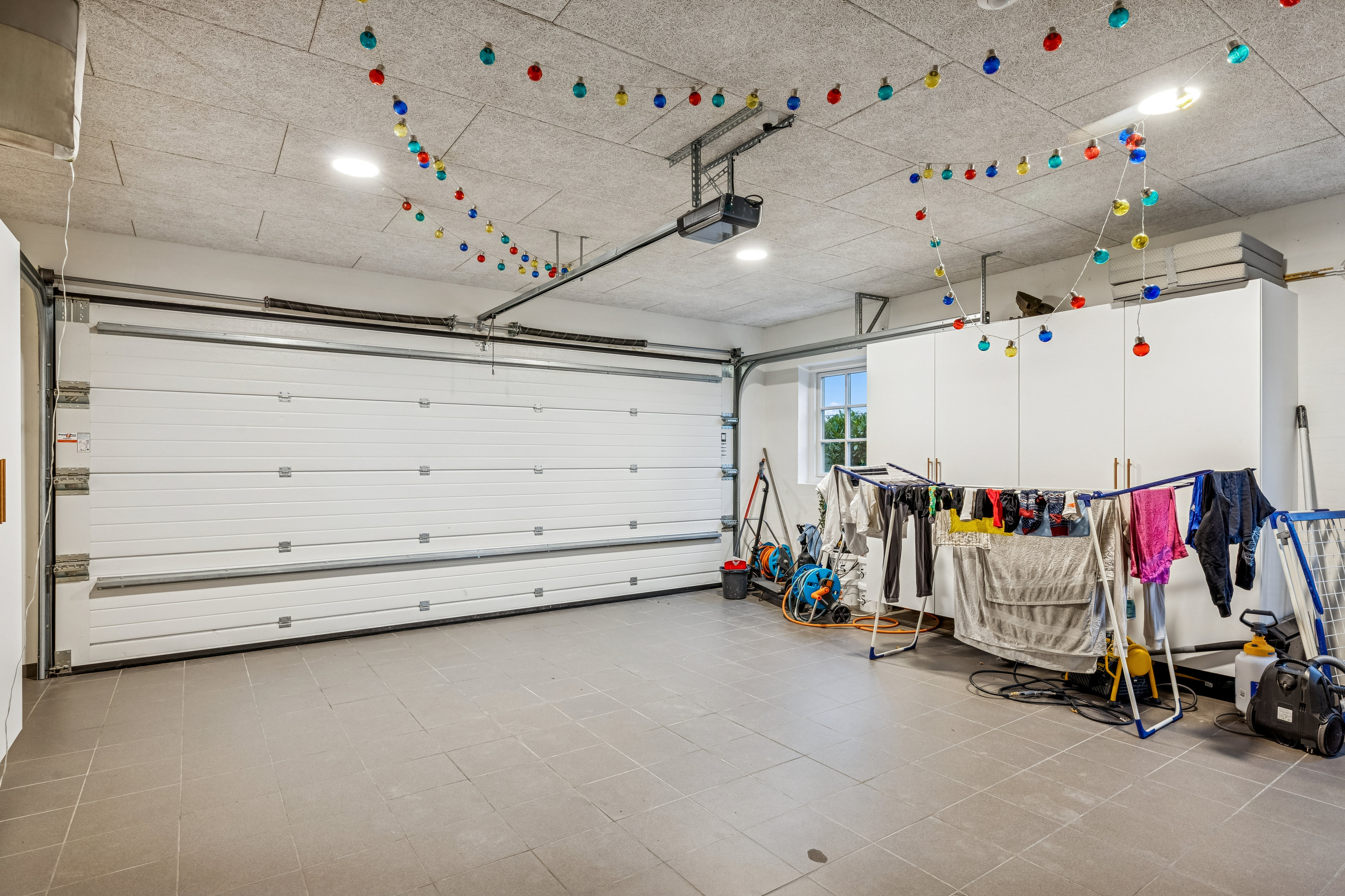 Fremhævet garage billede i fuldskærmstilstand. Billede af Vorregårdsparken 61, Ugelbølle, 8410 Rønde