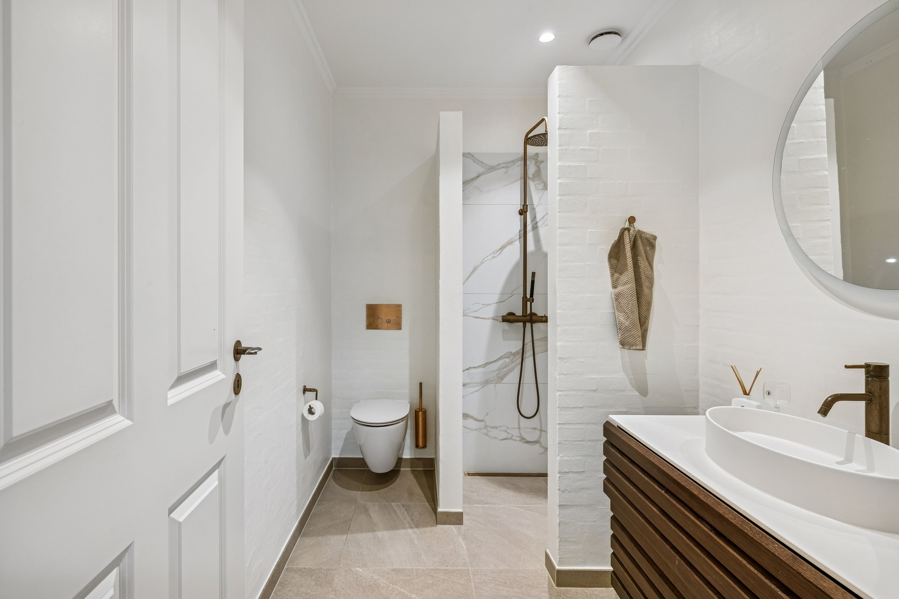 Fremhævet badeværelse billede i fuldskærmstilstand. Billede af Vorregårdsparken 61, Ugelbølle, 8410 Rønde