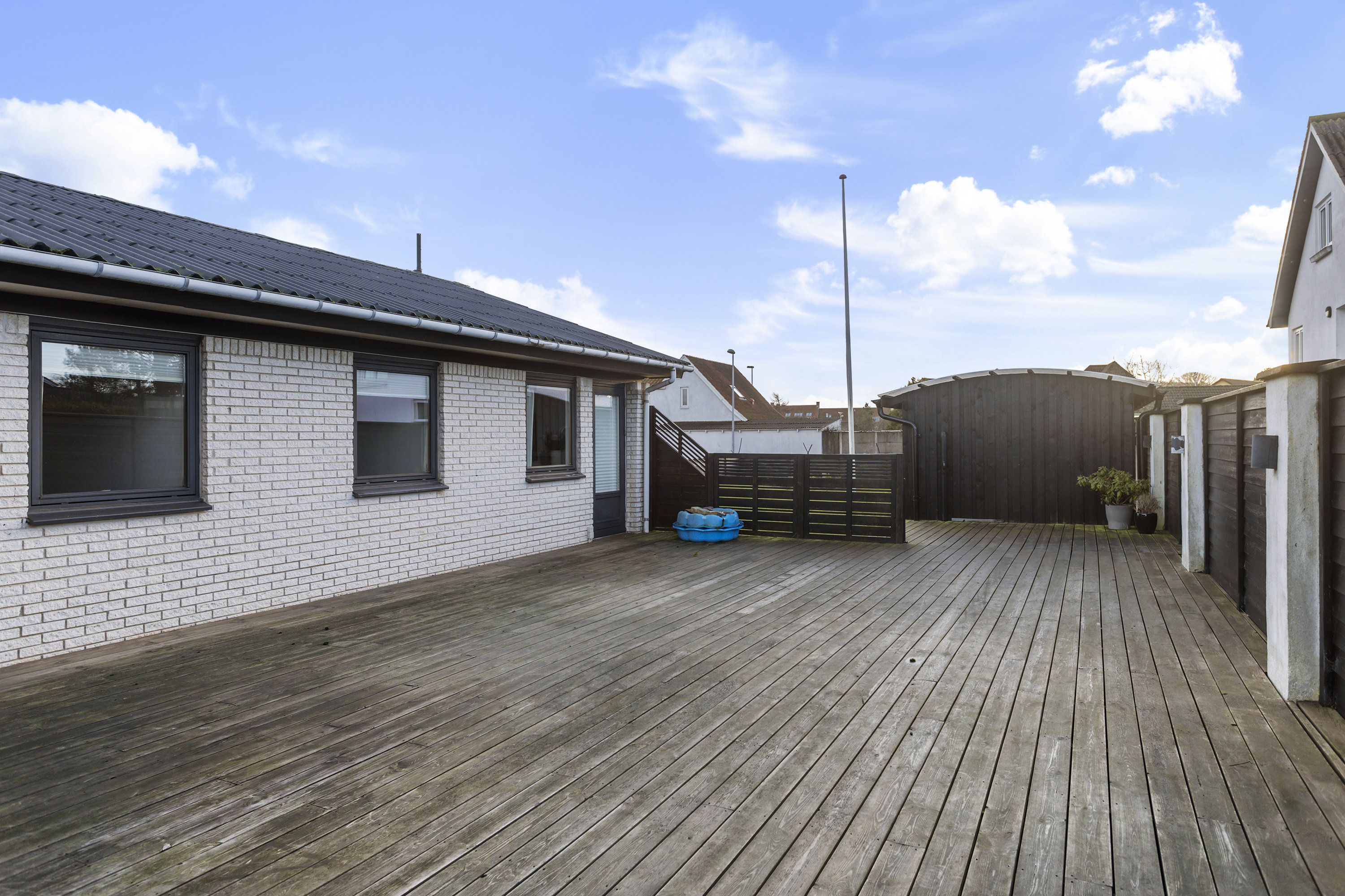 Fremhævet terrasse billede i fuldskærmstilstand. Billede af Niels Hjørnes Vej 4, 9900 Frederikshavn