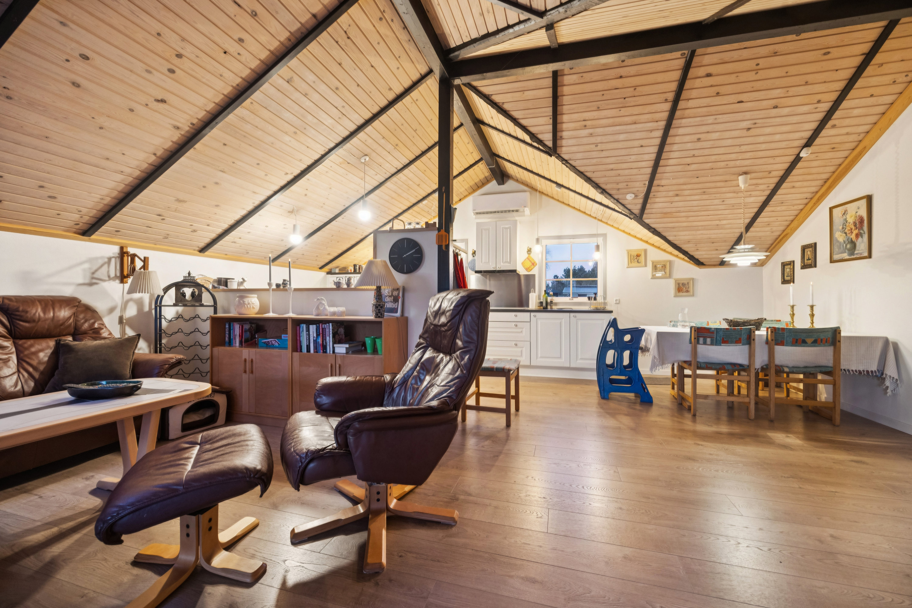 Miniaturebillede 1: stue. Billede af Rødgræsvej 1, Hou, 9370 Hals