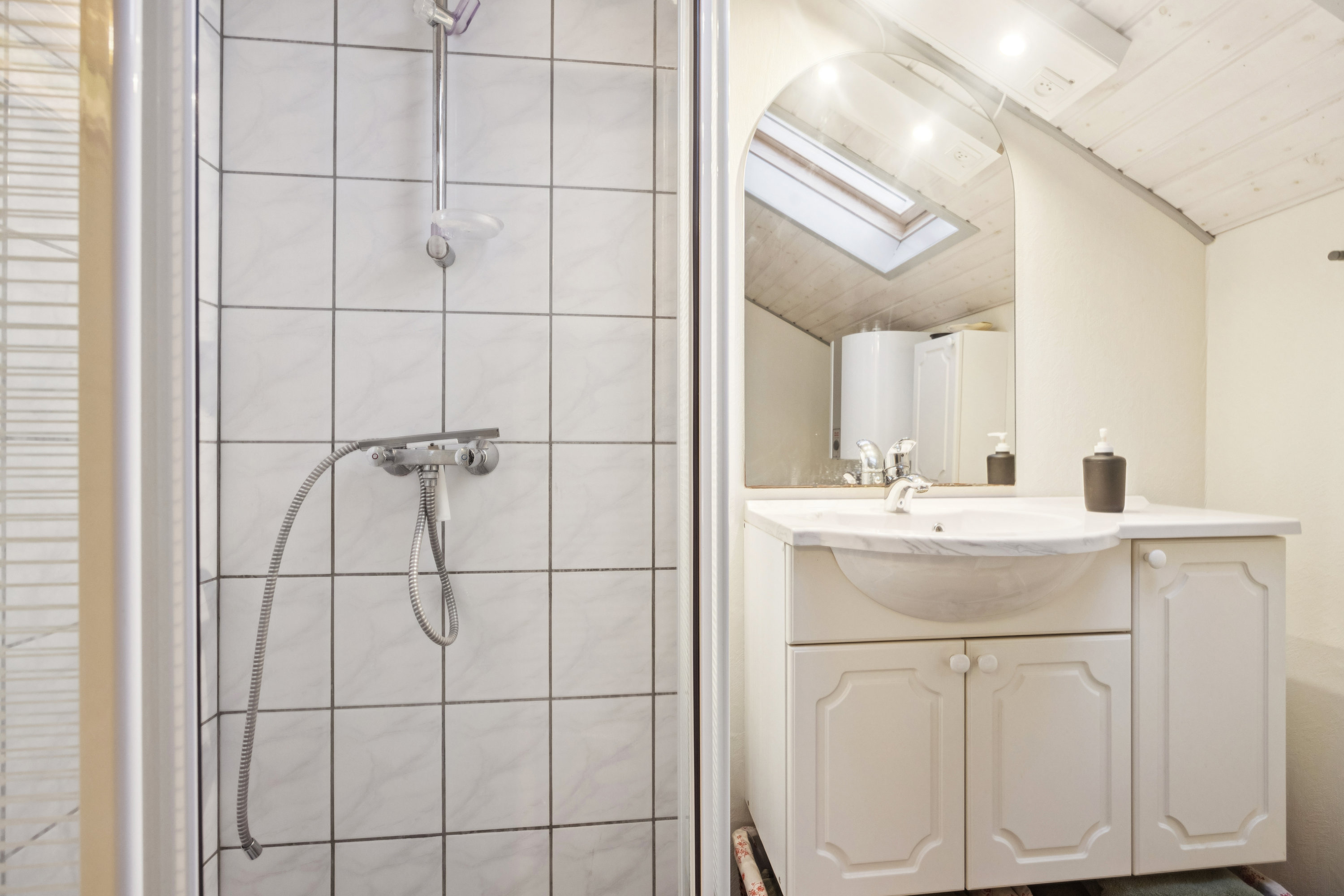 Fremhævet badeværelse billede i fuldskærmstilstand. Billede af Rødgræsvej 1, Hou, 9370 Hals