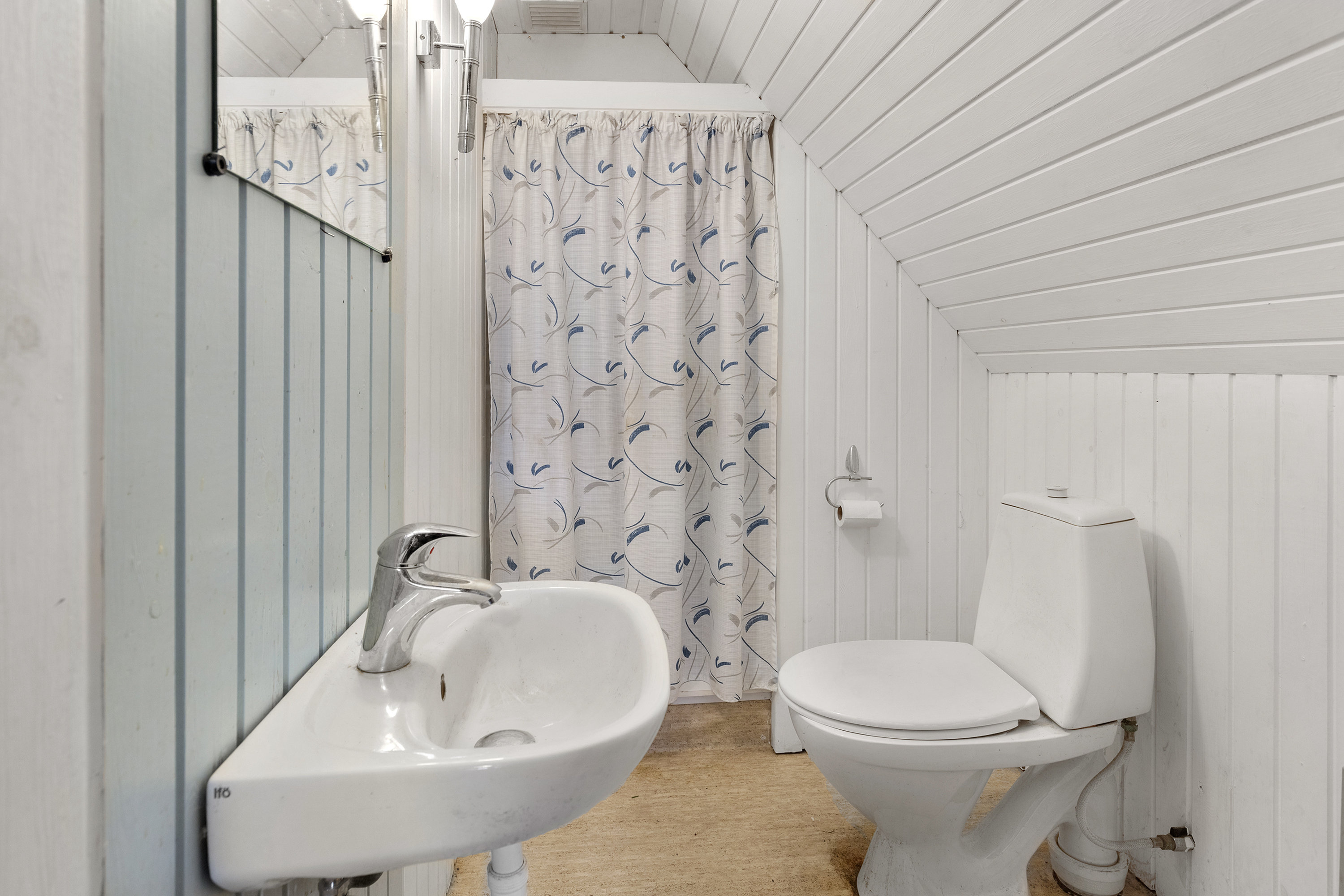 Fremhævet toilet billede i fuldskærmstilstand. Billede af Tolstrupvej 64, 9700 Brønderslev