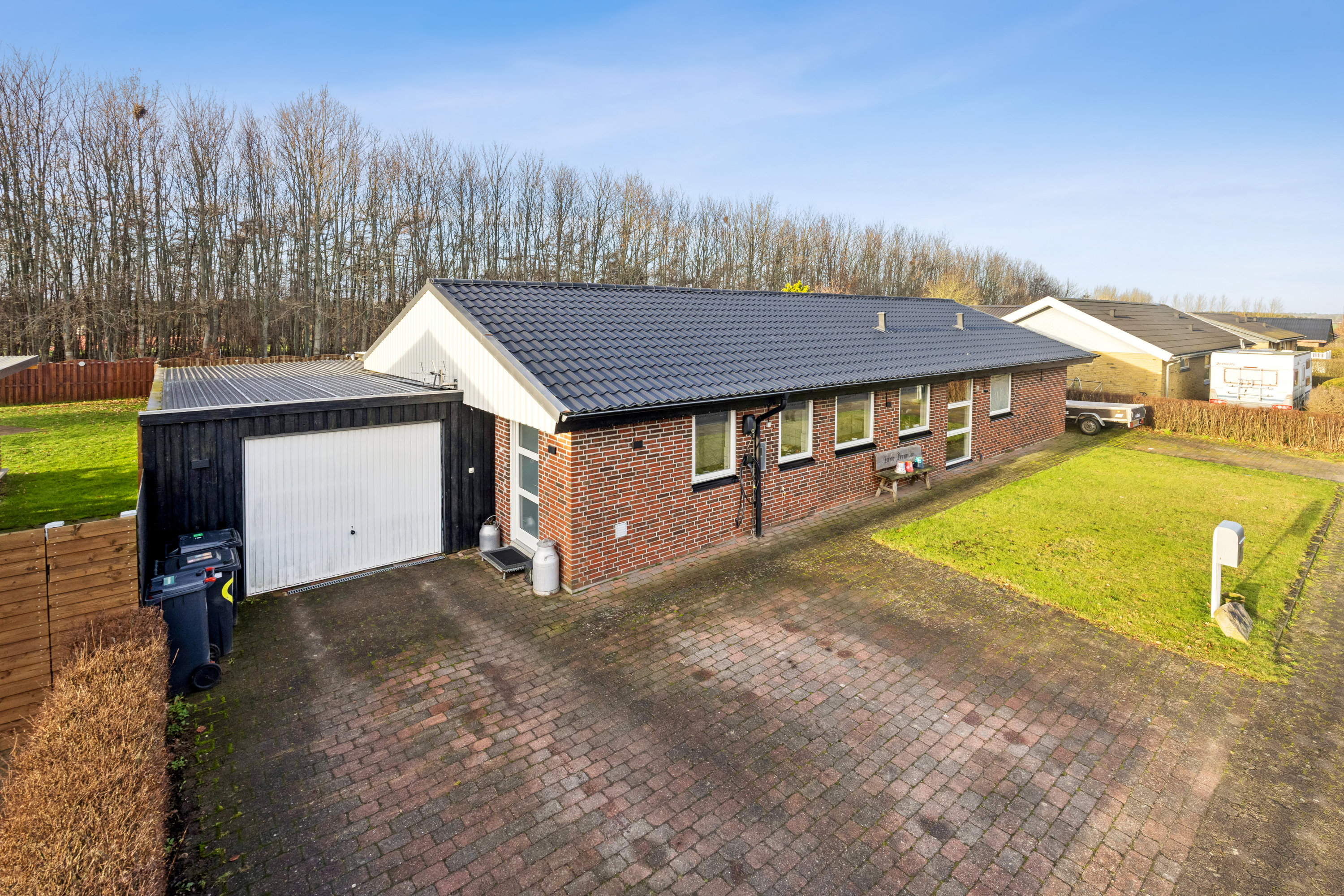 Fremhævet facade billede i fuldskærmstilstand. Billede af Nøddevej 35, Stae, 9310 Vodskov