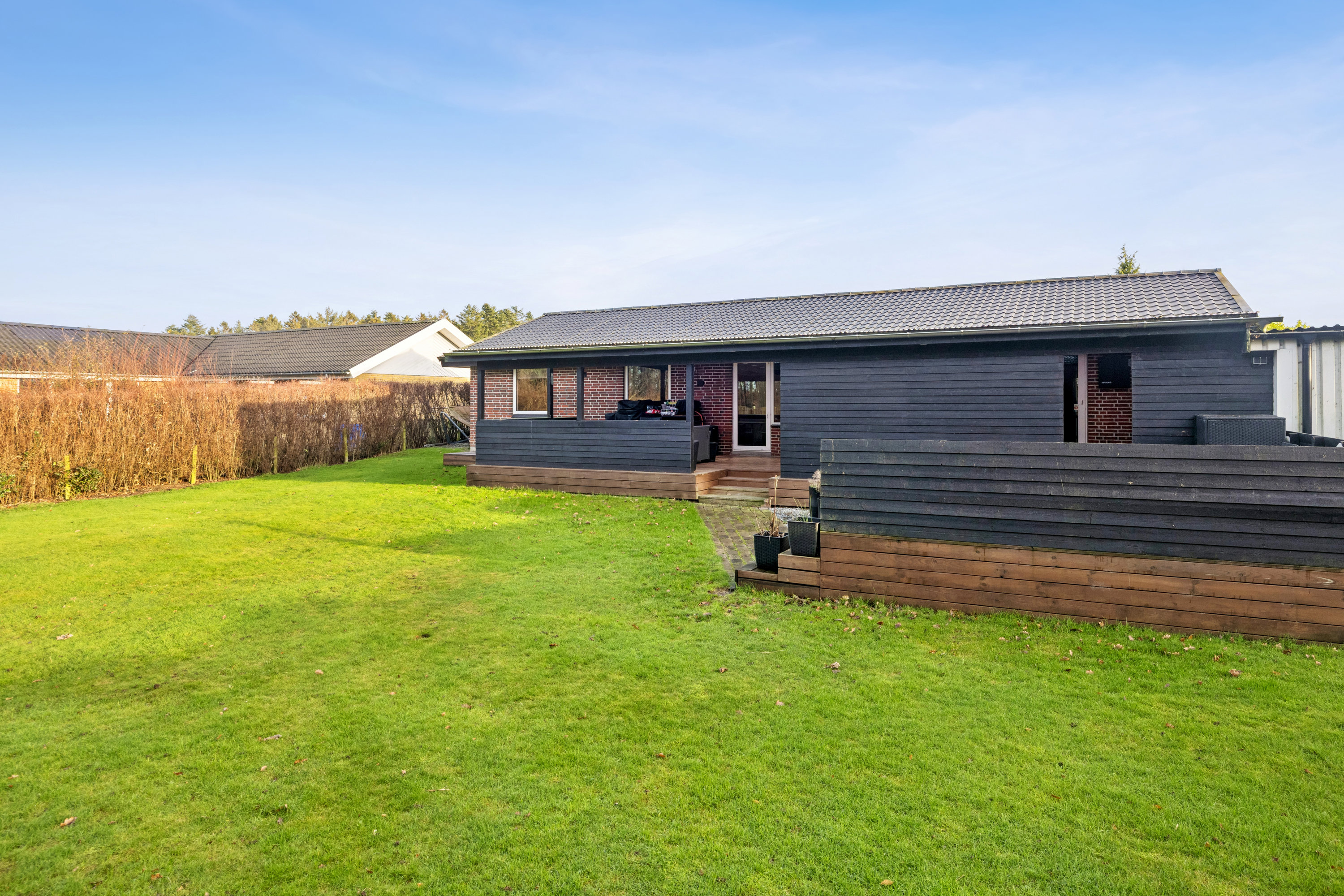 Fremhævet facade billede i fuldskærmstilstand. Billede af Nøddevej 35, Stae, 9310 Vodskov