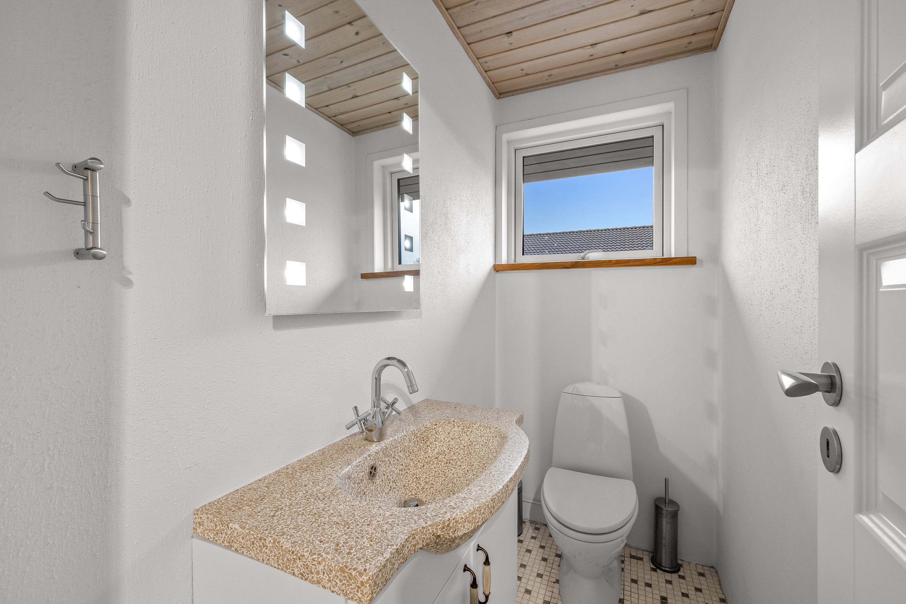 Fremhævet gæstetoilet billede i fuldskærmstilstand. Billede af Pilevænget 16, 6920 Videbæk