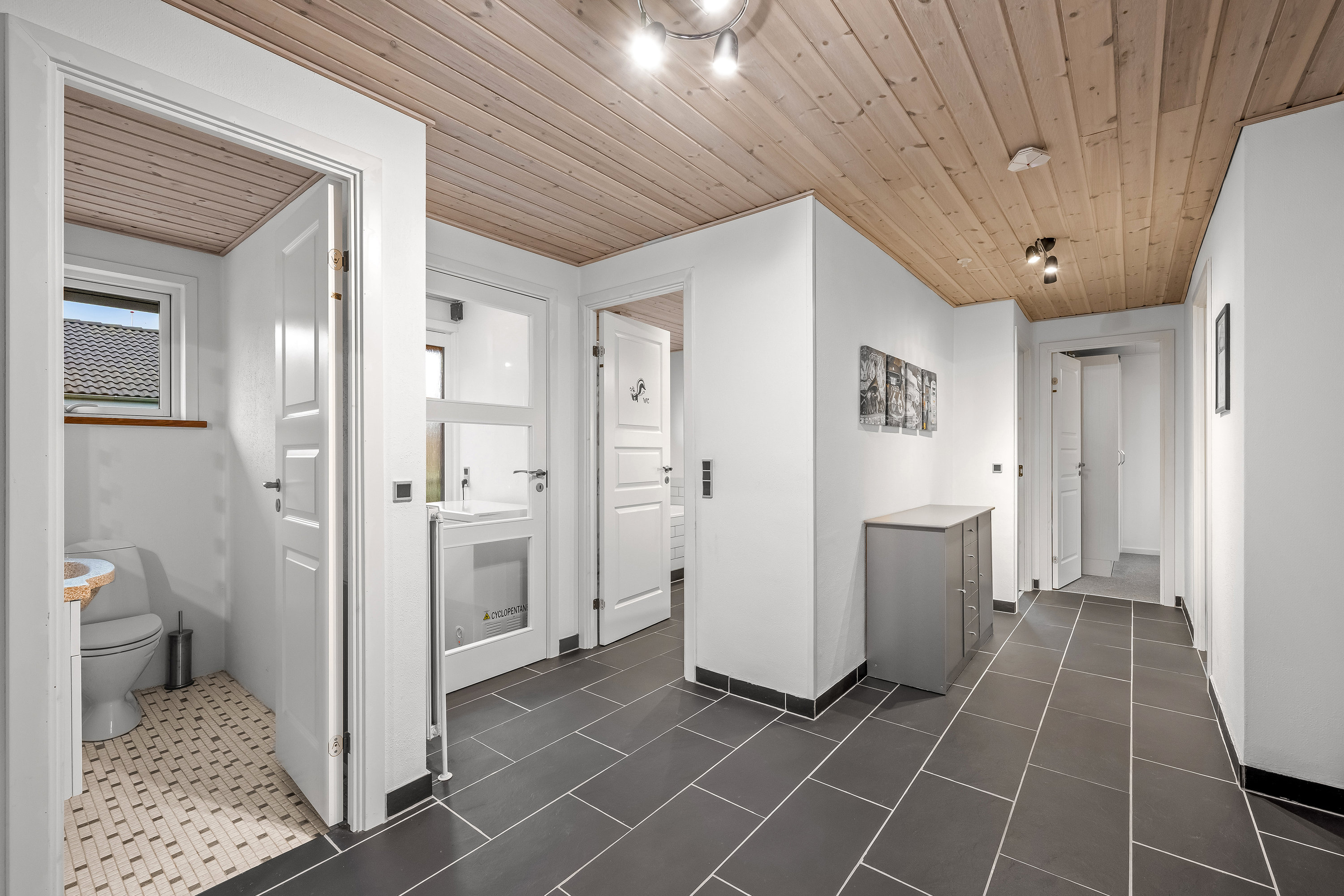 Fremhævet gang billede i fuldskærmstilstand. Billede af Pilevænget 16, 6920 Videbæk