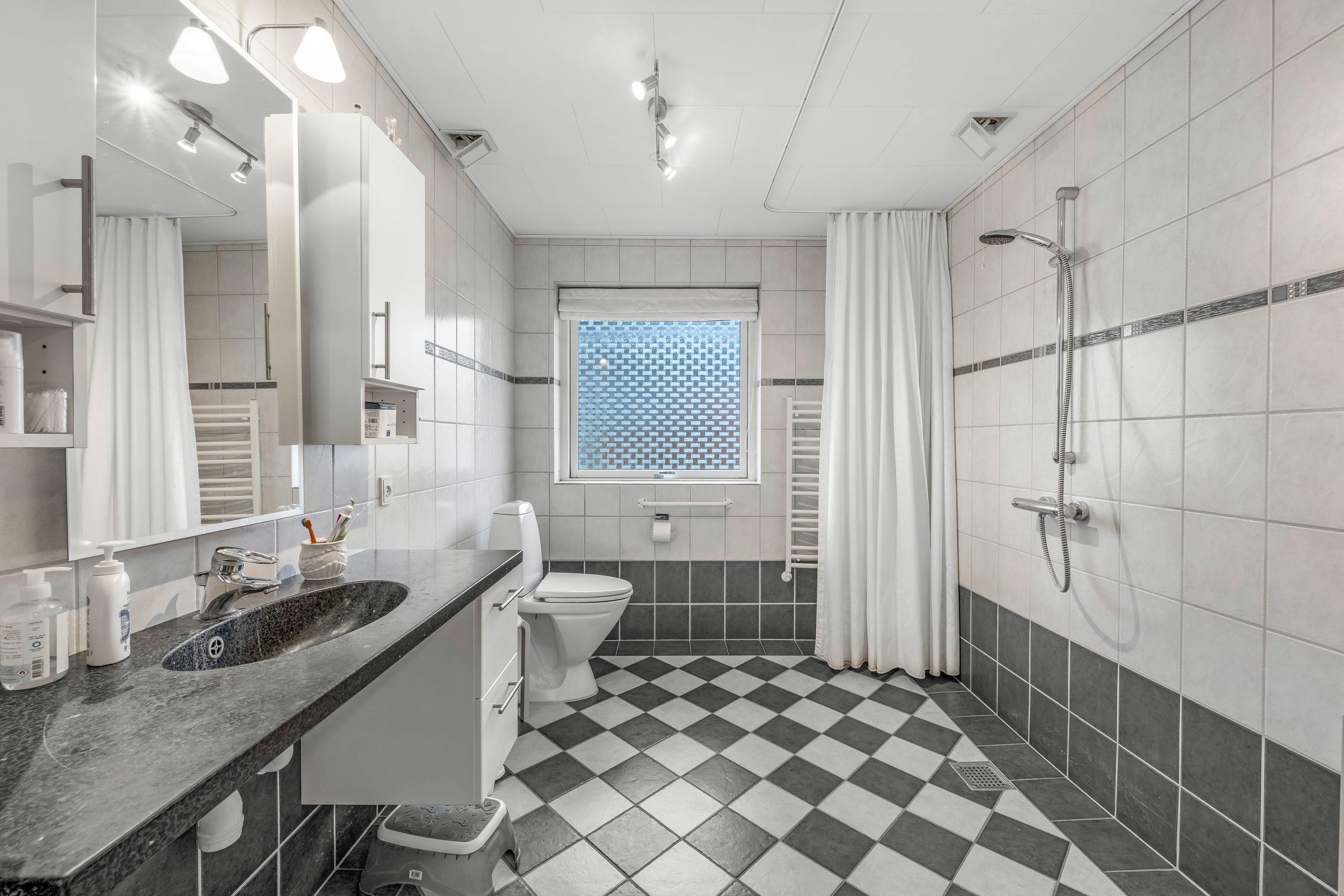 Fremhævet badeværelse billede i fuldskærmstilstand. Billede af Egevej 1, 6880 Tarm