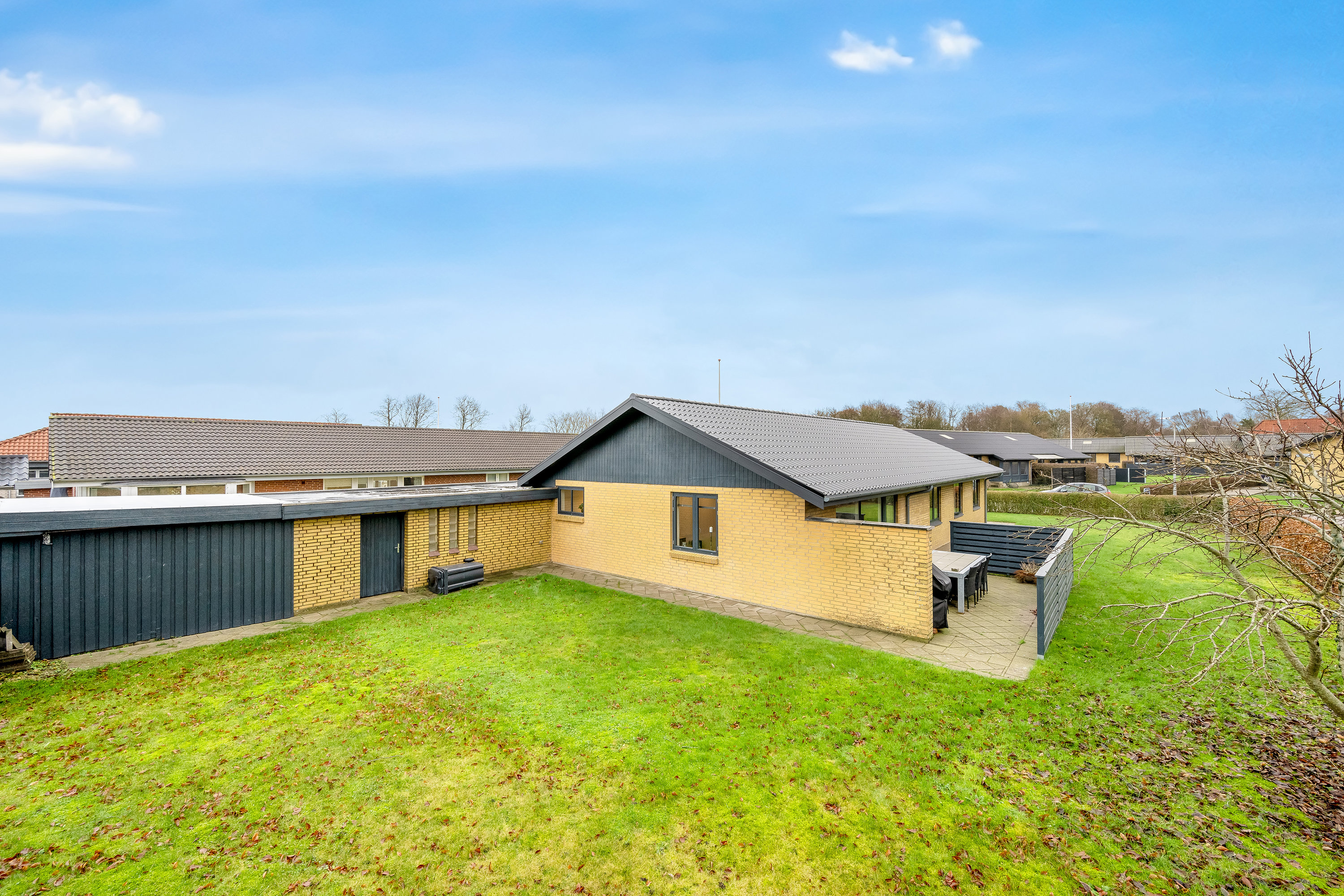 Fremhævet facade billede i fuldskærmstilstand. Billede af Pilevænget 16, 6920 Videbæk