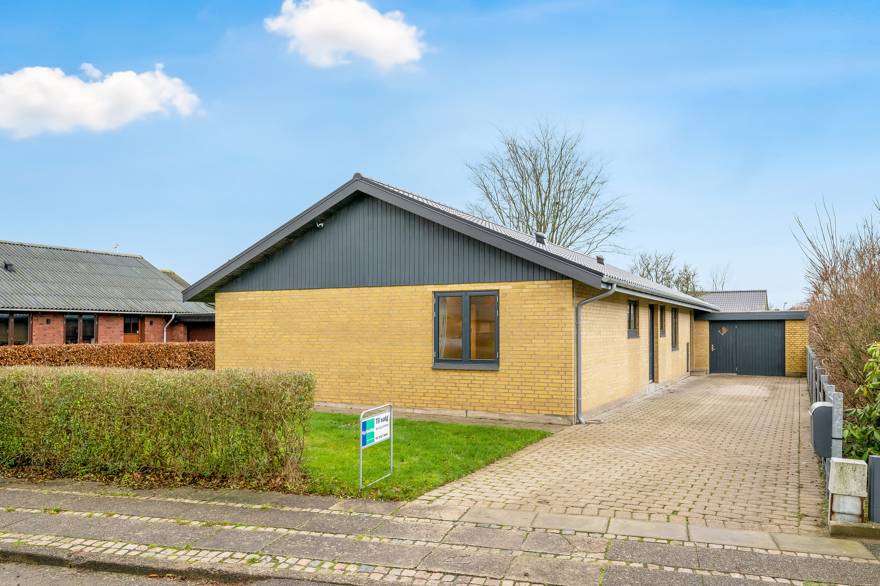 Fremhævet facade billede i fuldskærmstilstand. Billede af Pilevænget 16, 6920 Videbæk