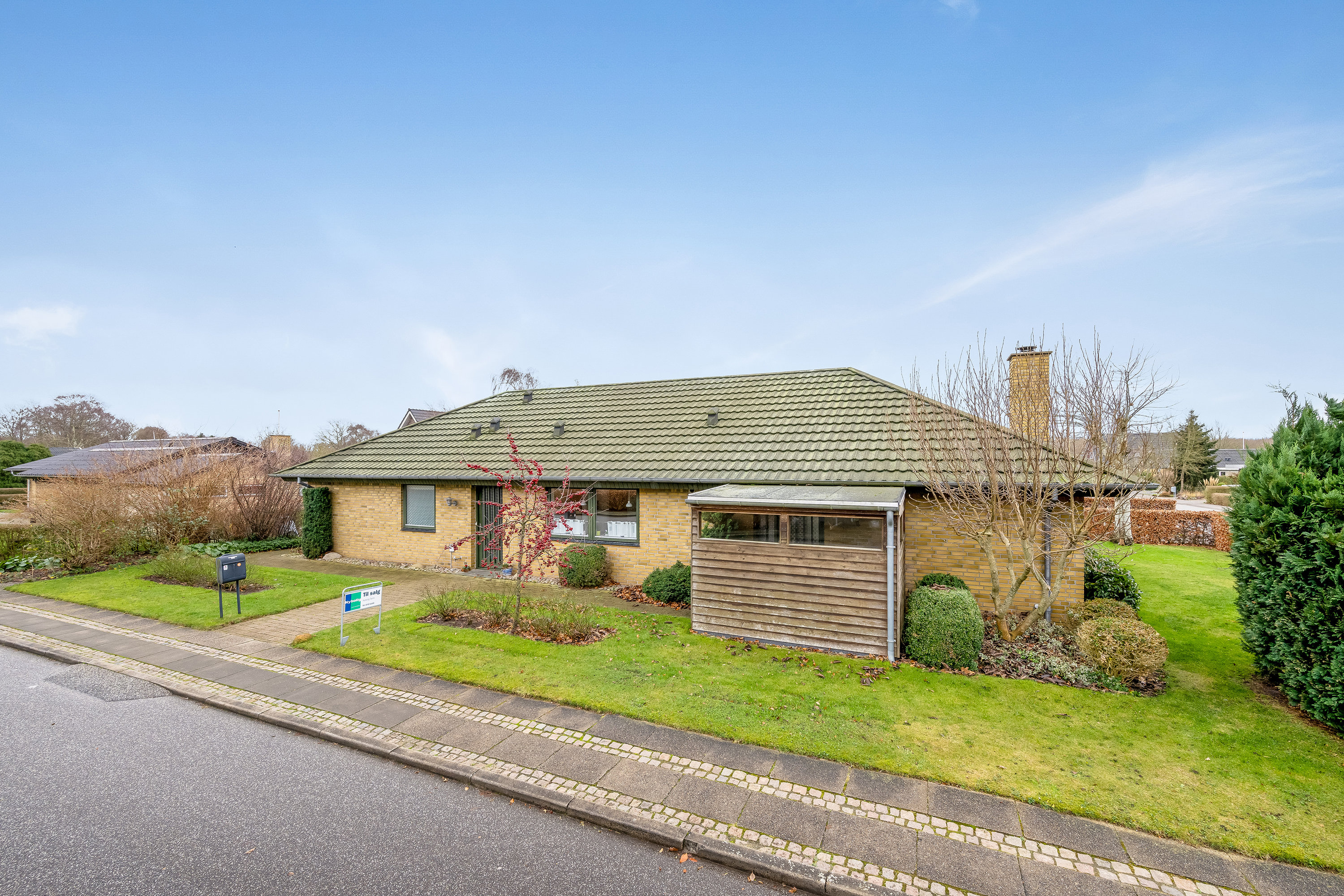 Fremhævet facade billede i fuldskærmstilstand. Billede af Egevej 1, 6880 Tarm