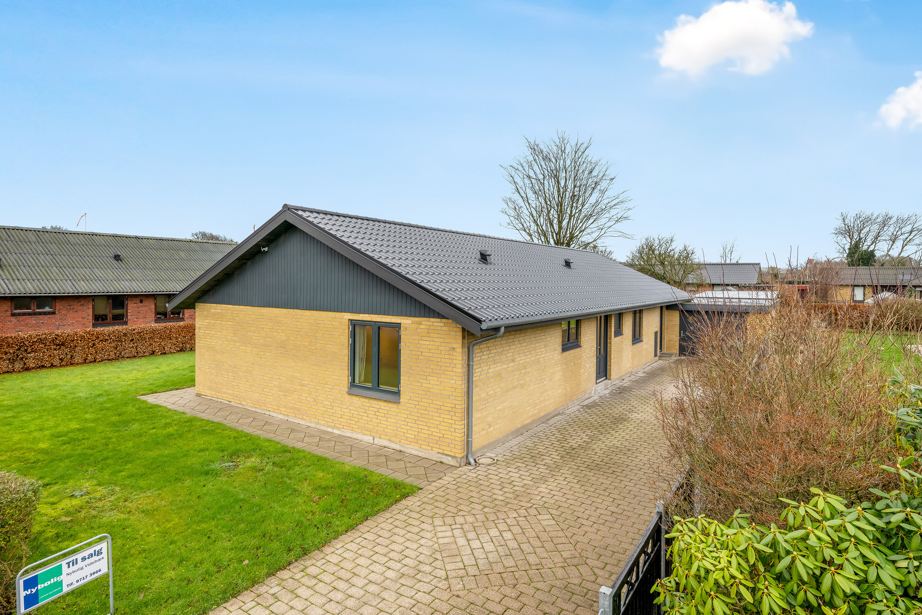Fremhævet facade billede i fuldskærmstilstand. Billede af Pilevænget 16, 6920 Videbæk