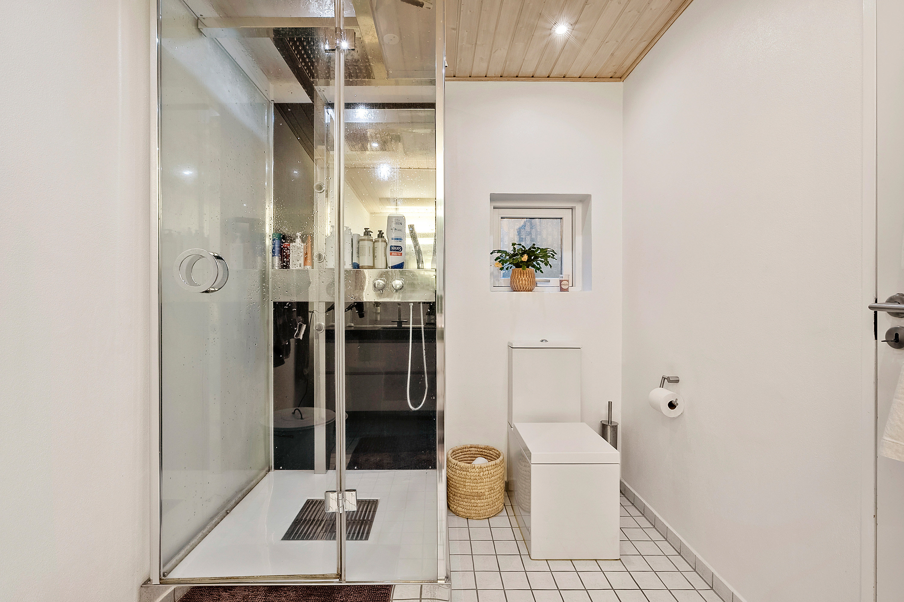 Fremhævet badeværelse billede i fuldskærmstilstand. Billede af Lindbjergparken 113, 6200 Aabenraa